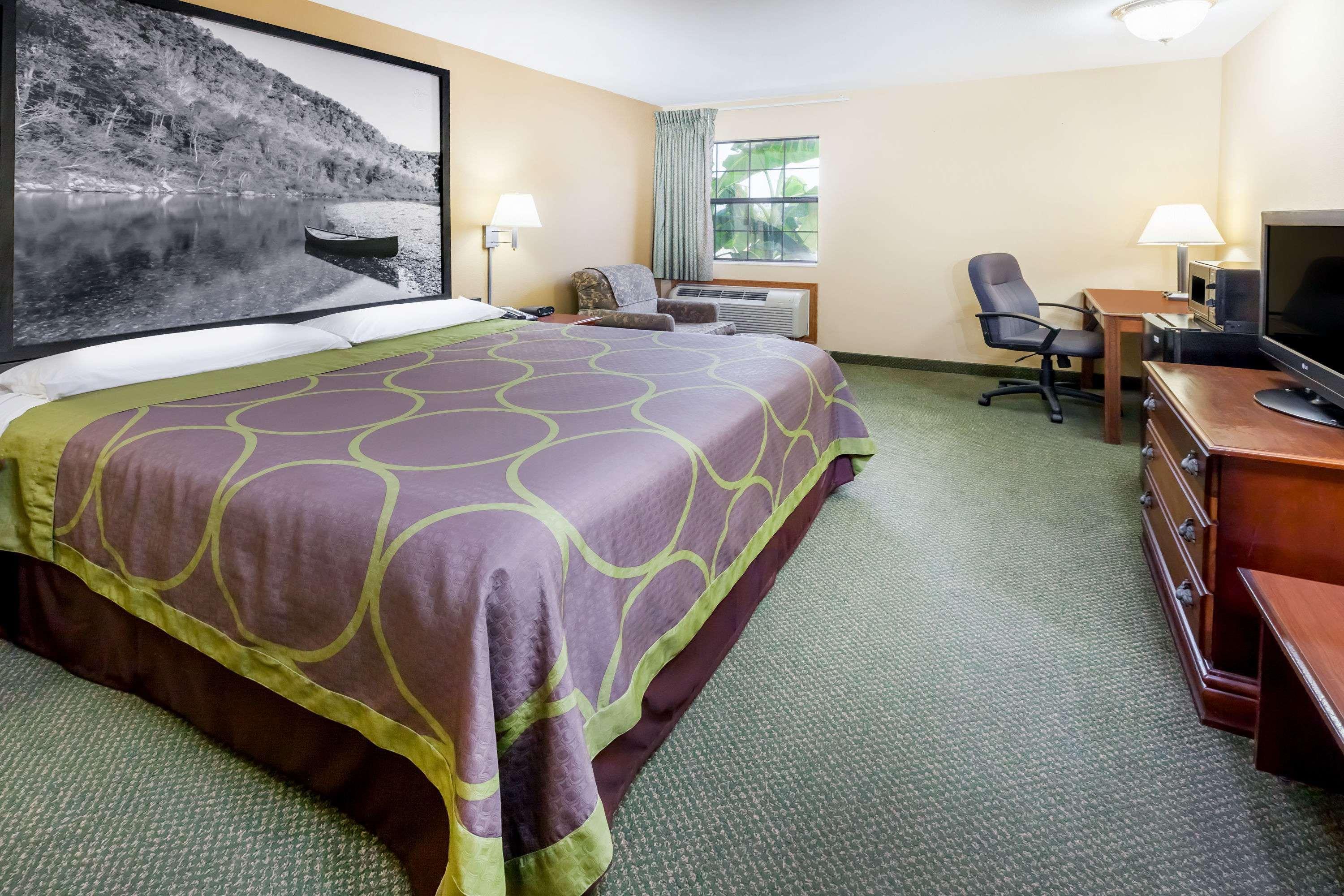 Super 8 by Wyndham Pine Bluff — photo 4