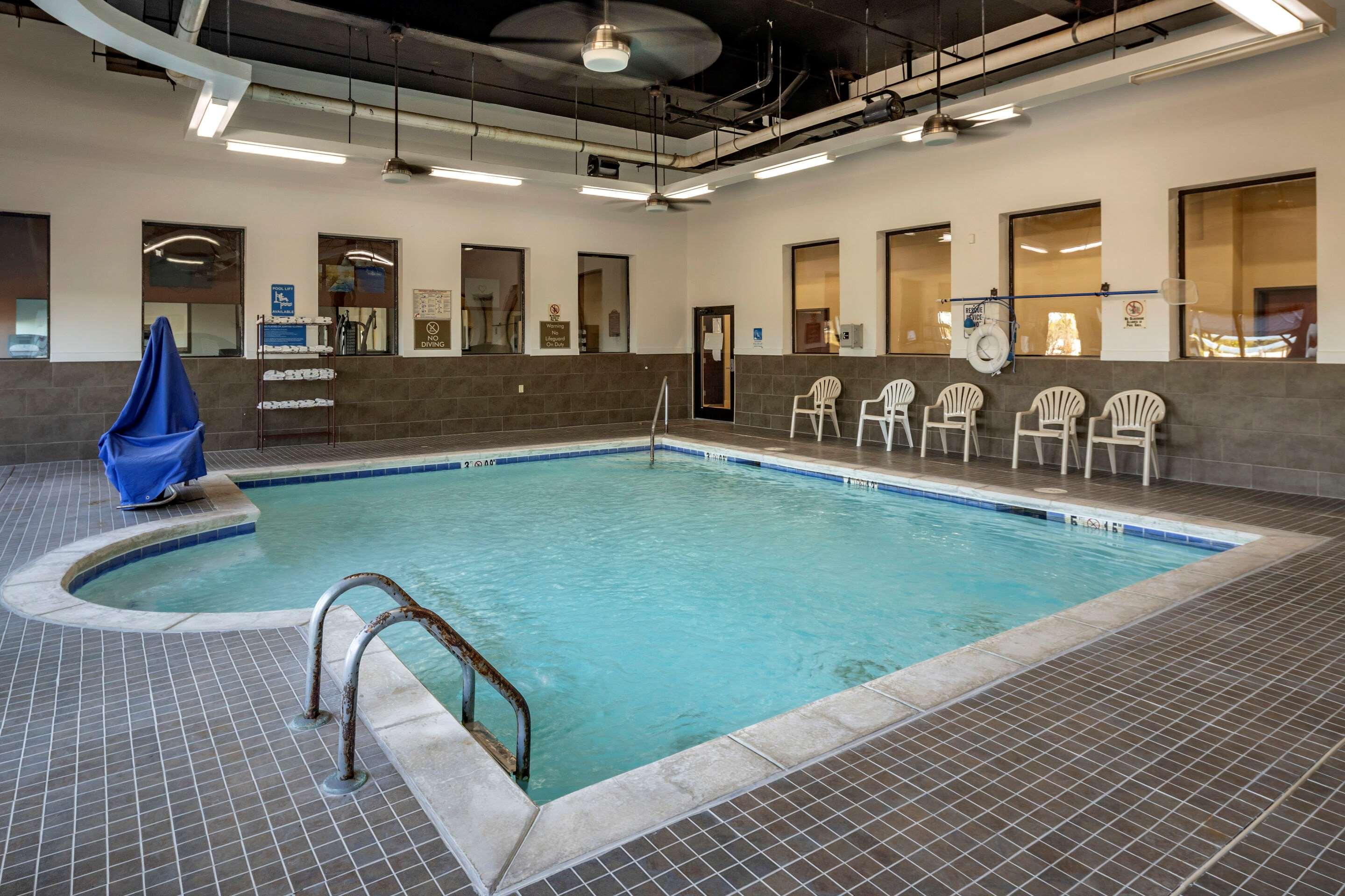 Comfort Suites — photo 4