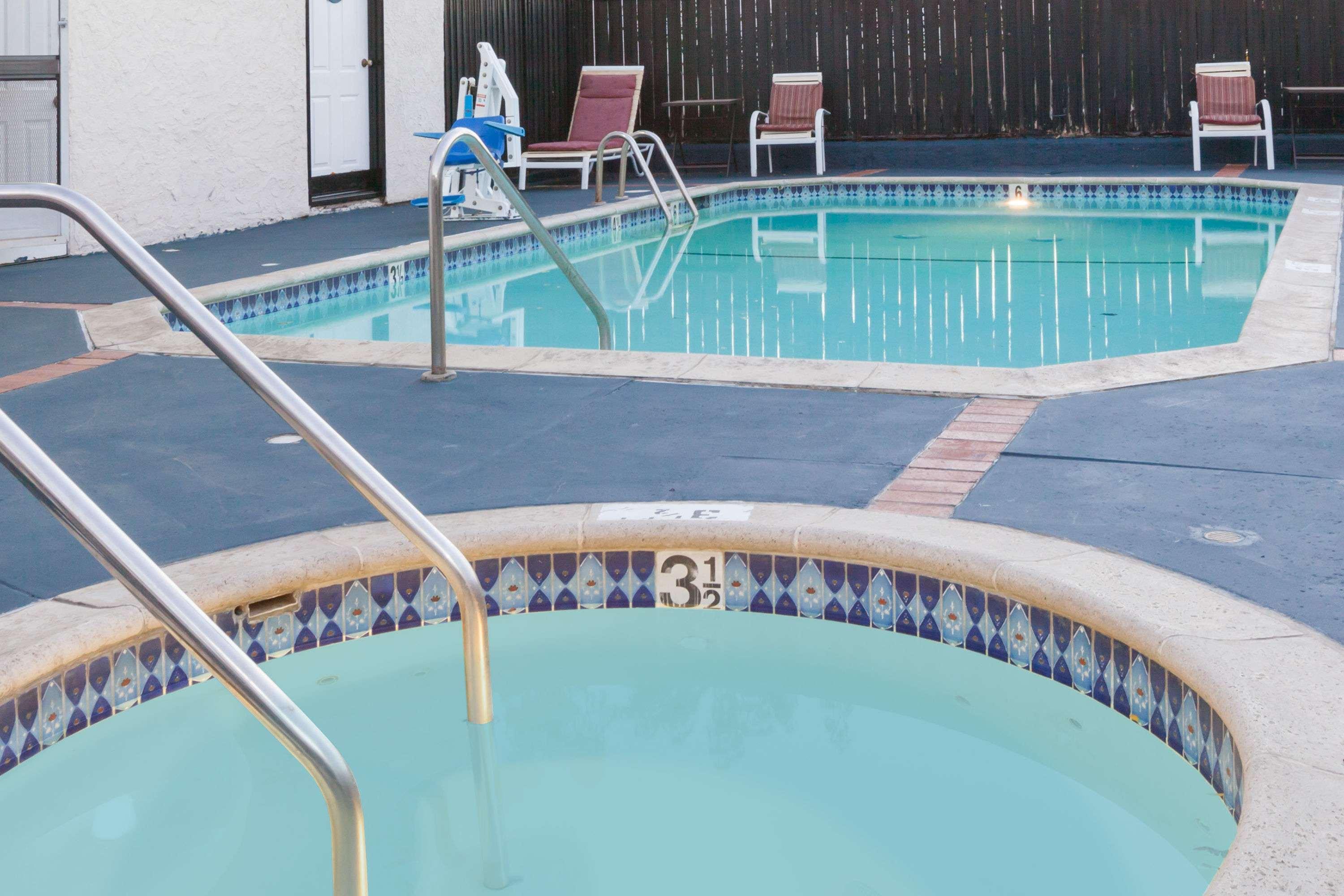 Days Inn Near Six Flags - Magic Mountain — photo 4