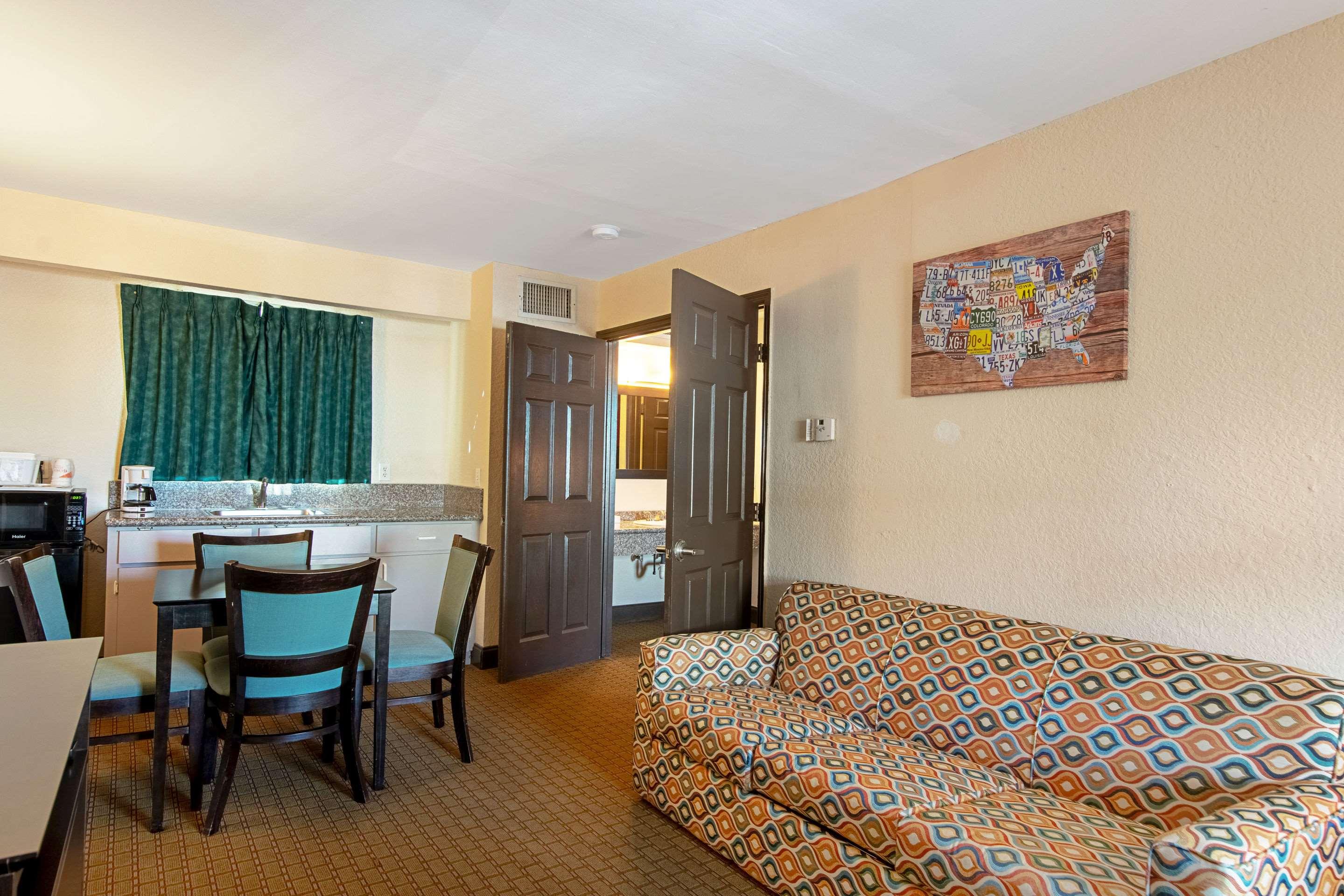 Econo Lodge Inn & Suites — photo 5