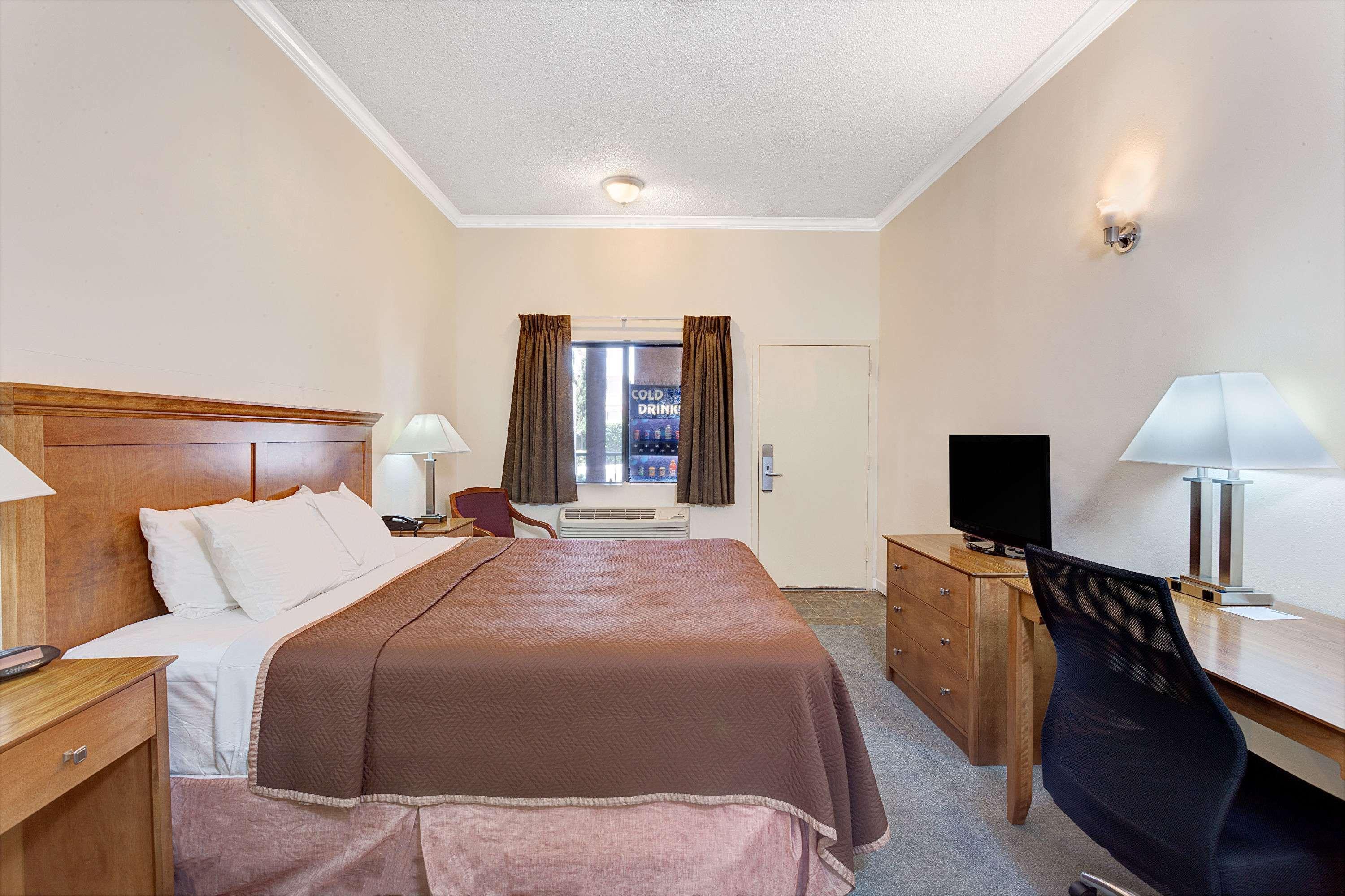 Travelodge by Wyndham Pasadena Central — photo 4