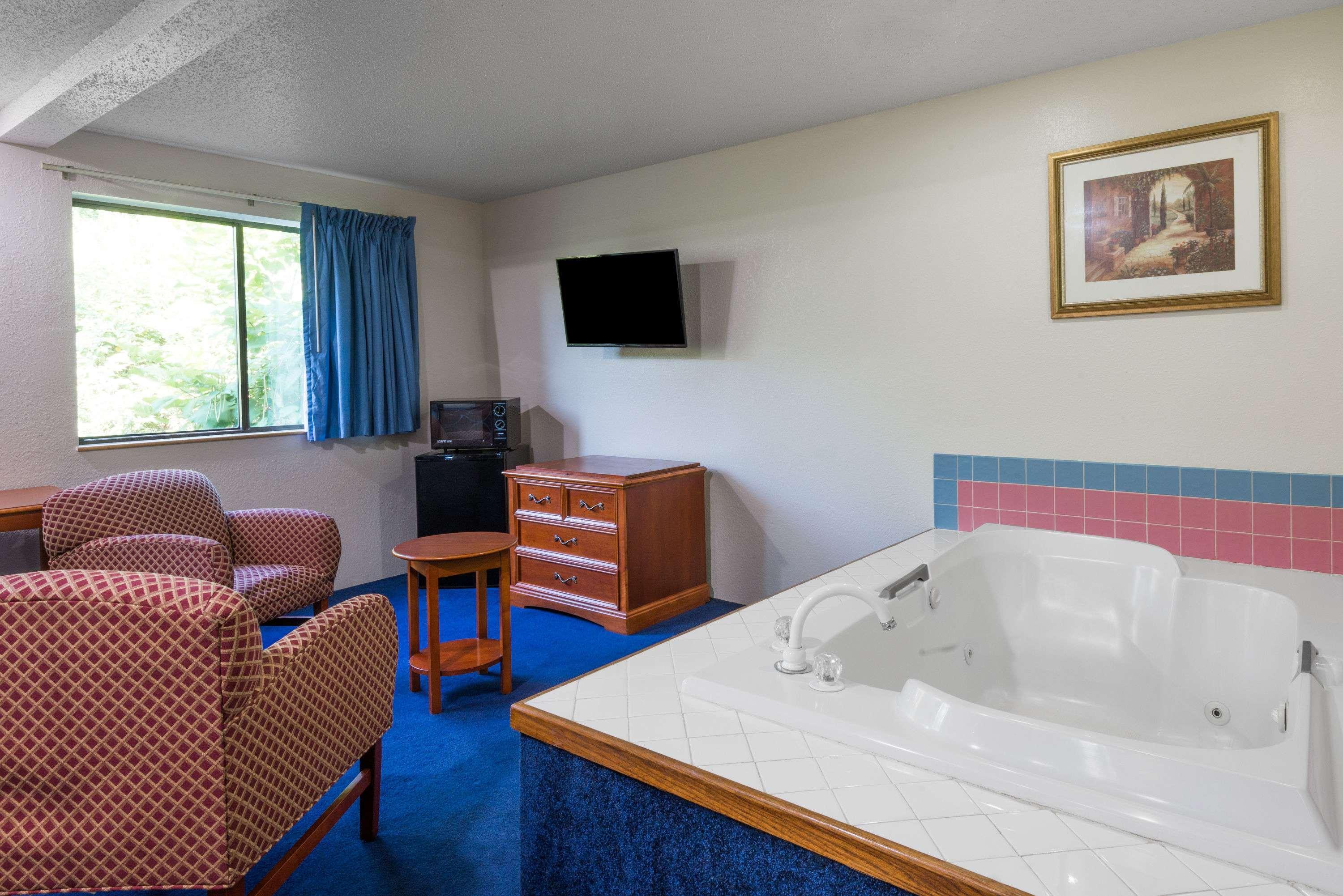 Super 8 by Wyndham Delmont — photo 4