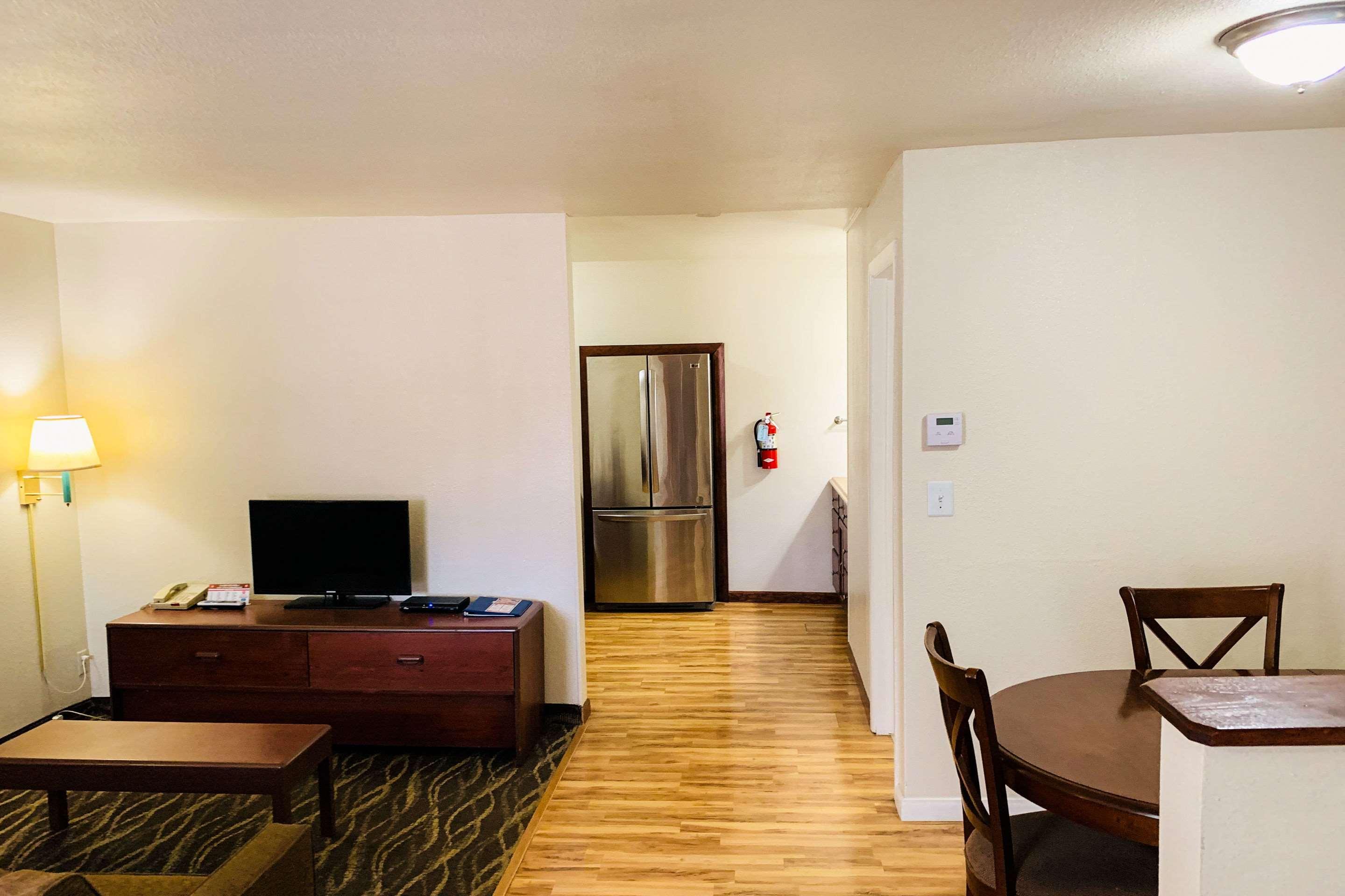 Rodeway Inn & Suites — photo 4