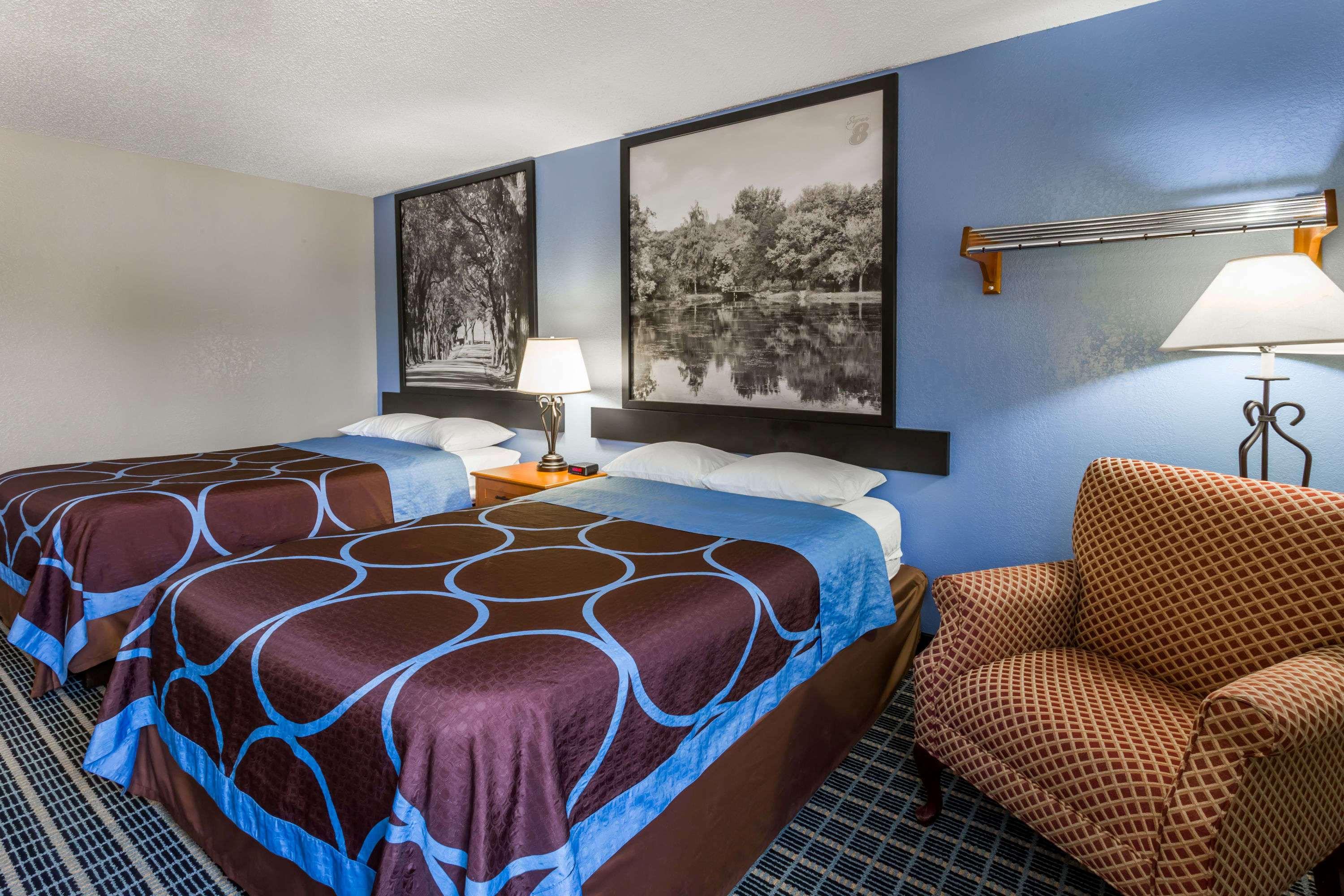 Super 8 by Wyndham Iowa City/Coralville — photo 4