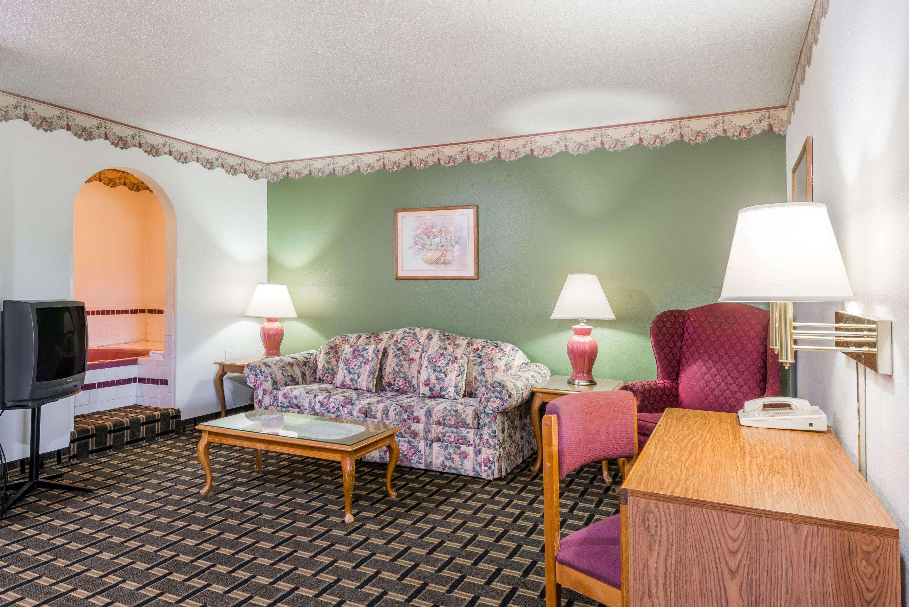Super 8 by Wyndham Coshocton Roscoe Village — photo 5