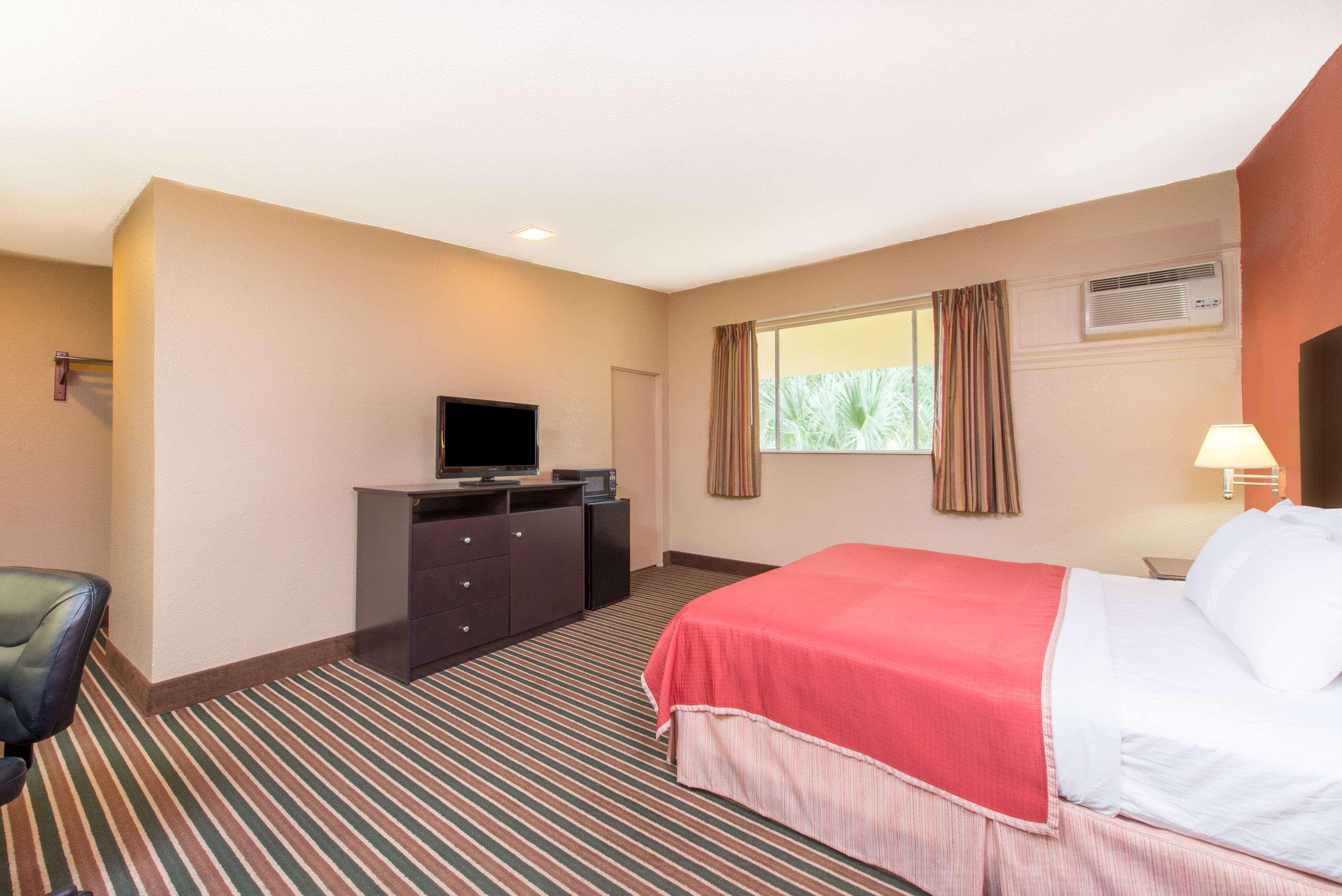 Howard Johnson Express Inn - Lake Charles — photo 4