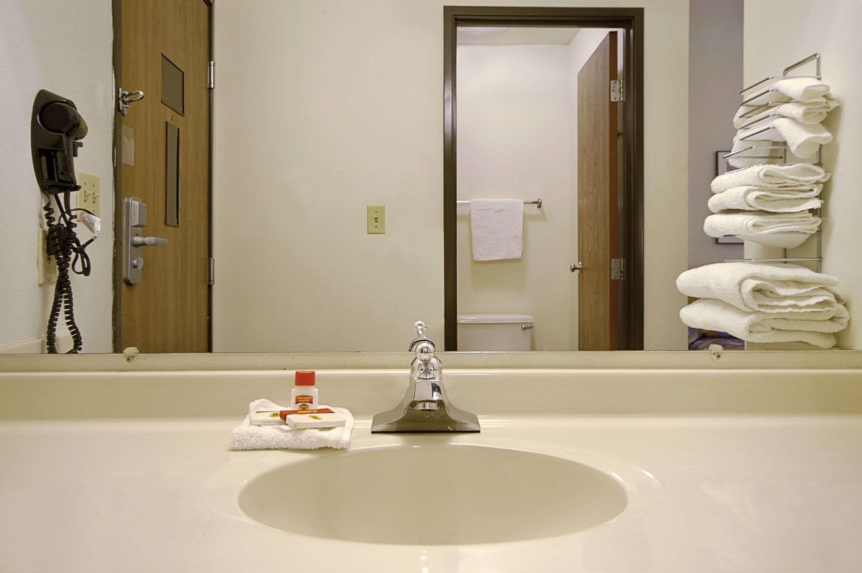 Super 8 by Wyndham York — photo 4