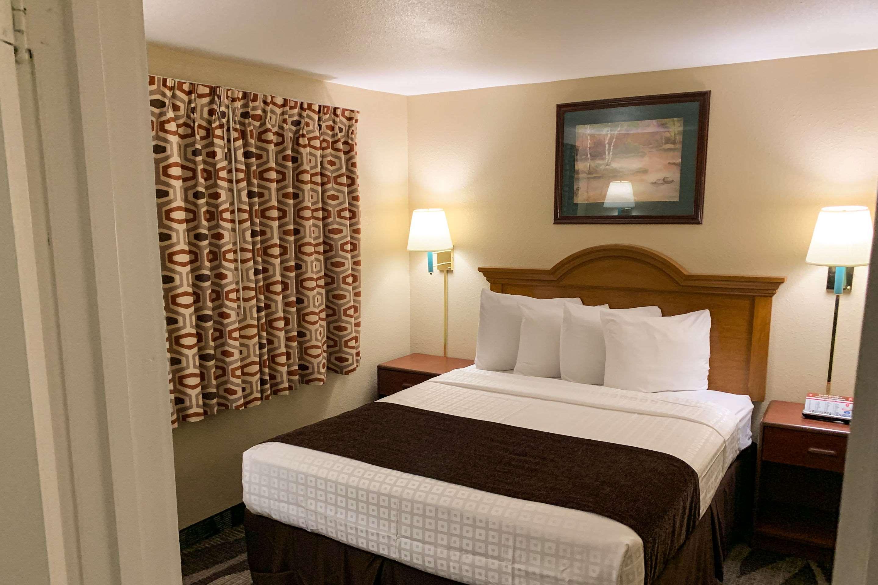 Rodeway Inn & Suites — photo 5