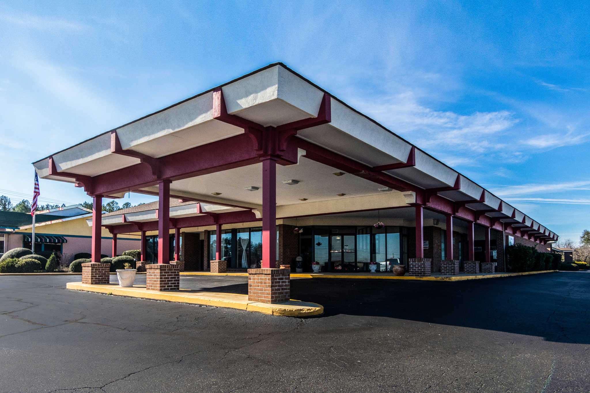 Econo Lodge Inn & Suites Conference Center — photo 3