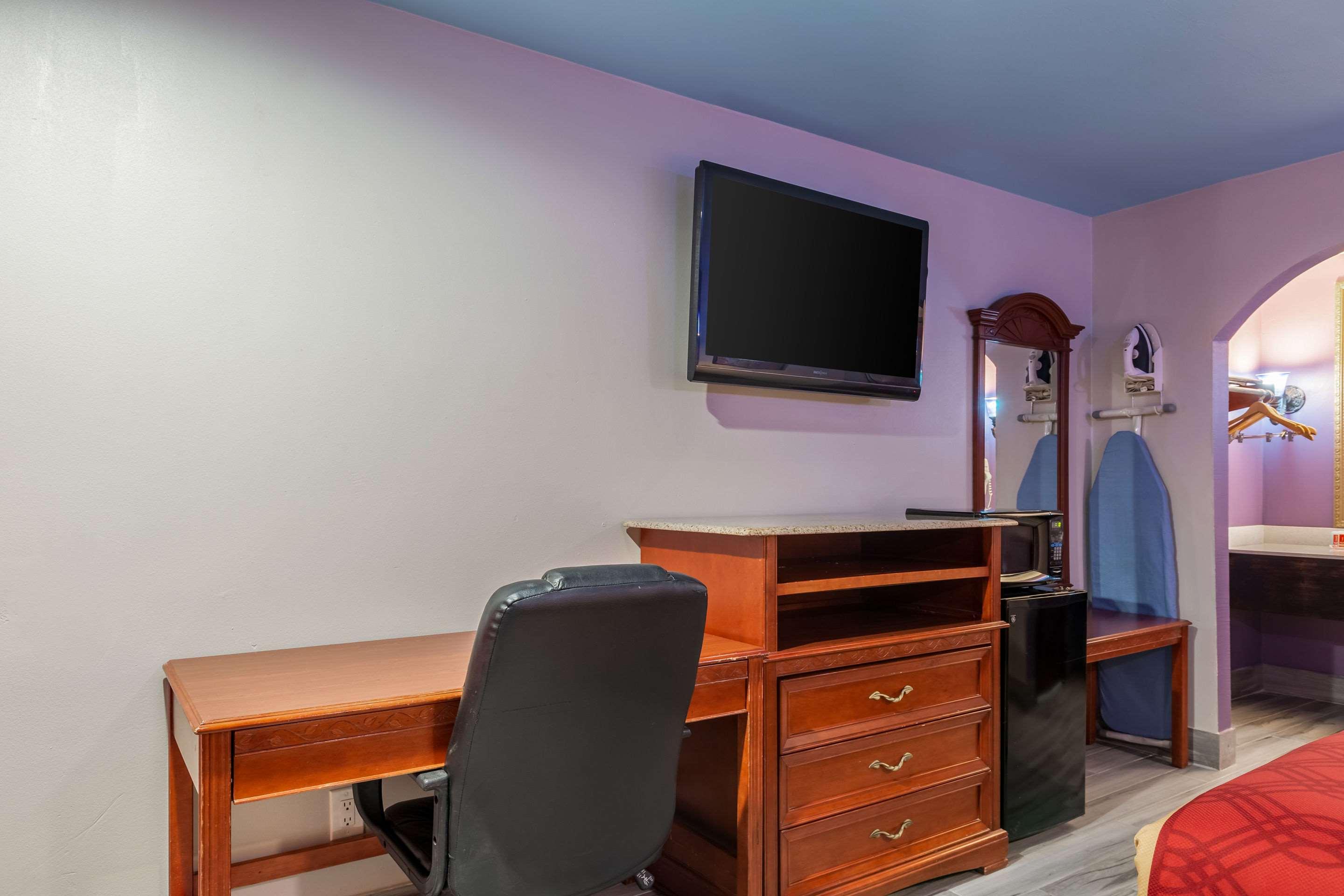 Econo Lodge - Near Houston Medical Center-NRG Park — photo 5