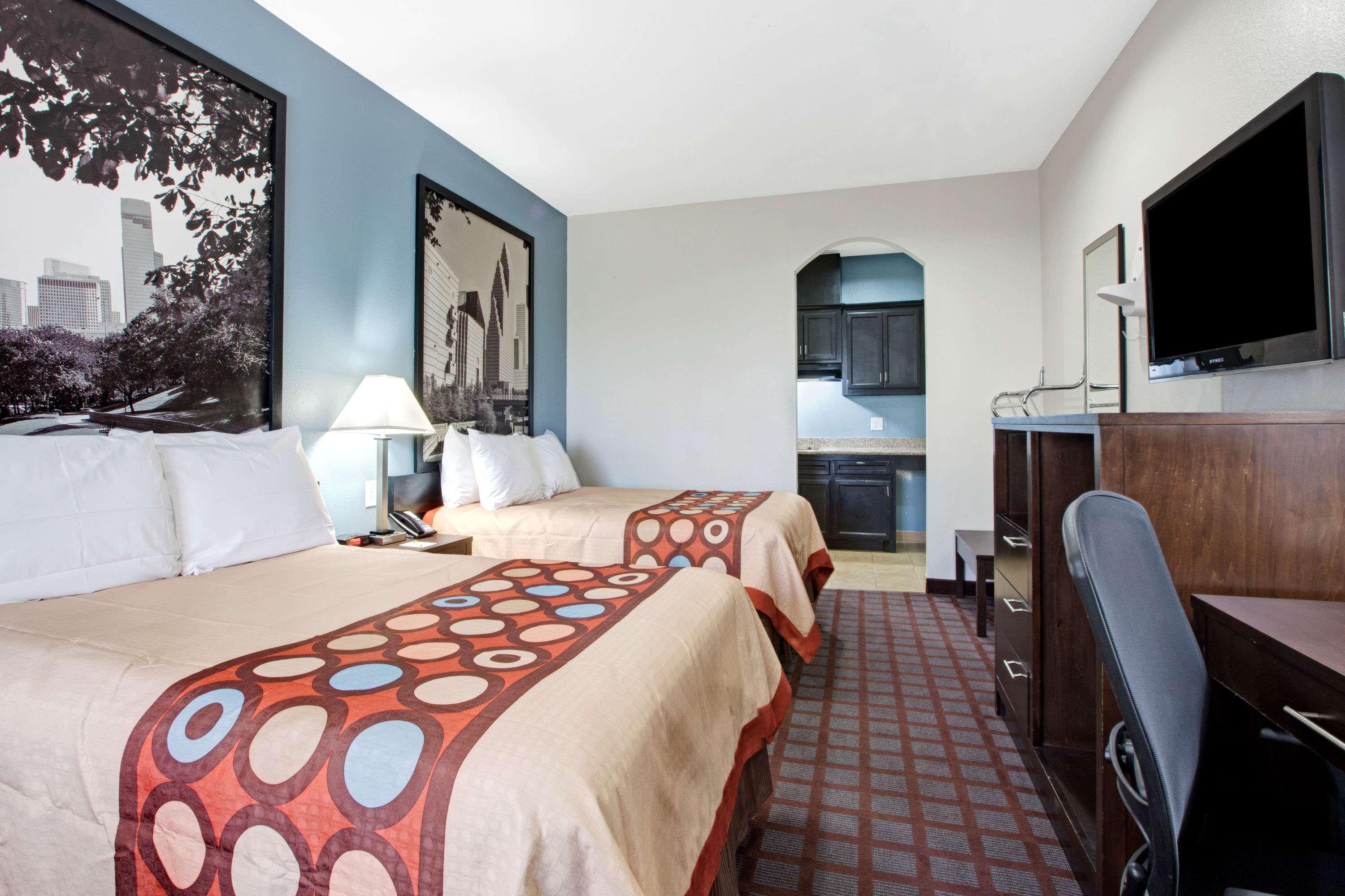 Super 8 by Wyndham Houston North I-45 — photo 4