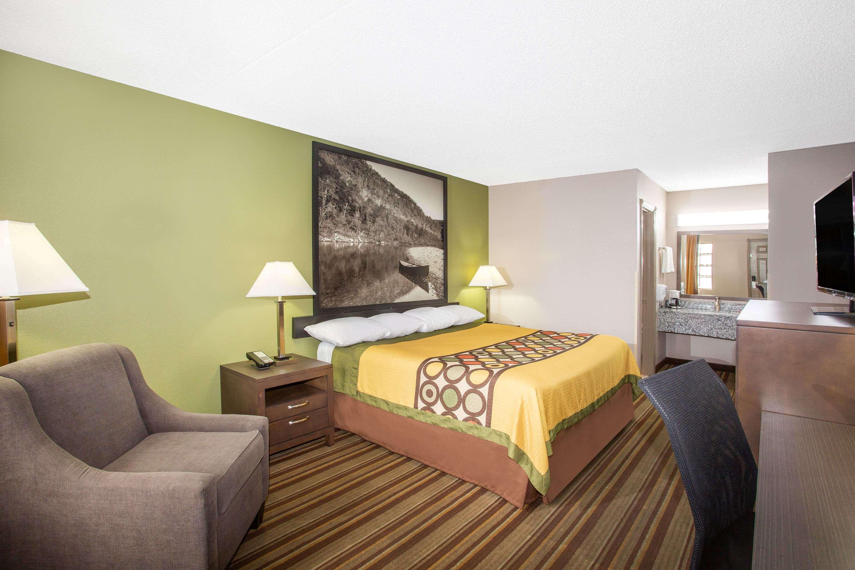 Super 8 by Wyndham Springdale AR — photo 4