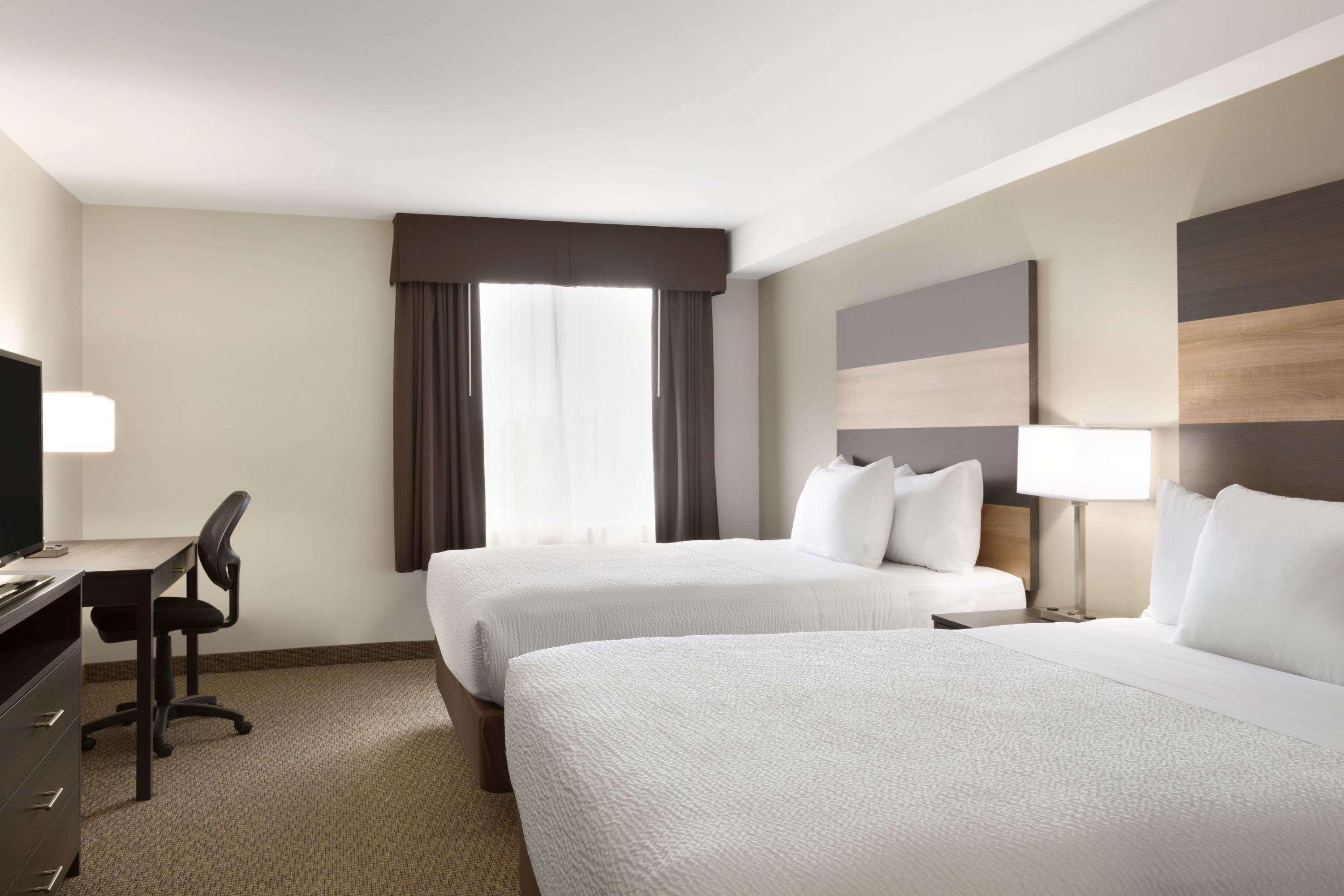 Days Inn & Suites Lindsay — photo 5