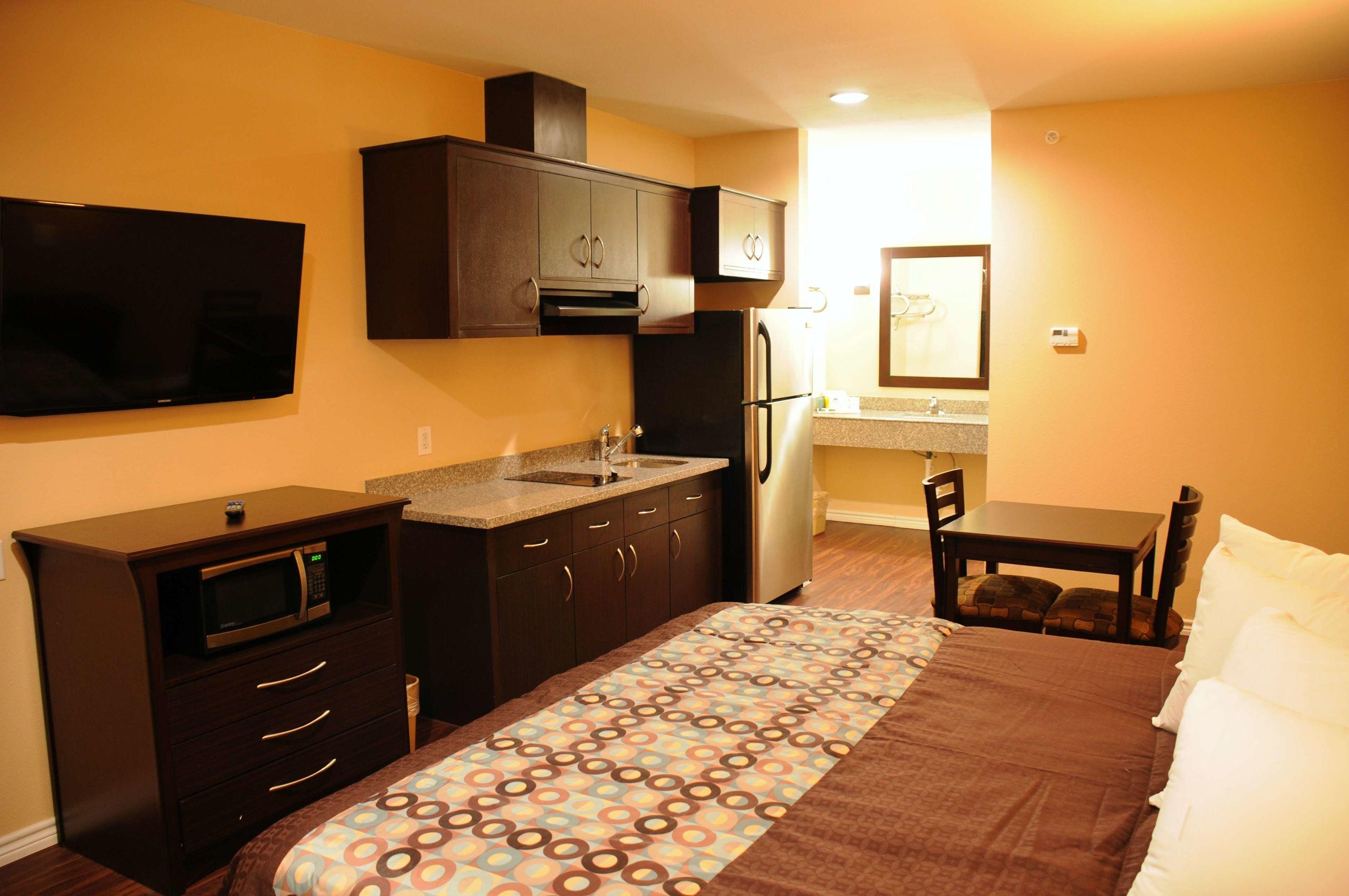 Americas Best Value Inn Houston at FM 529 — photo 5