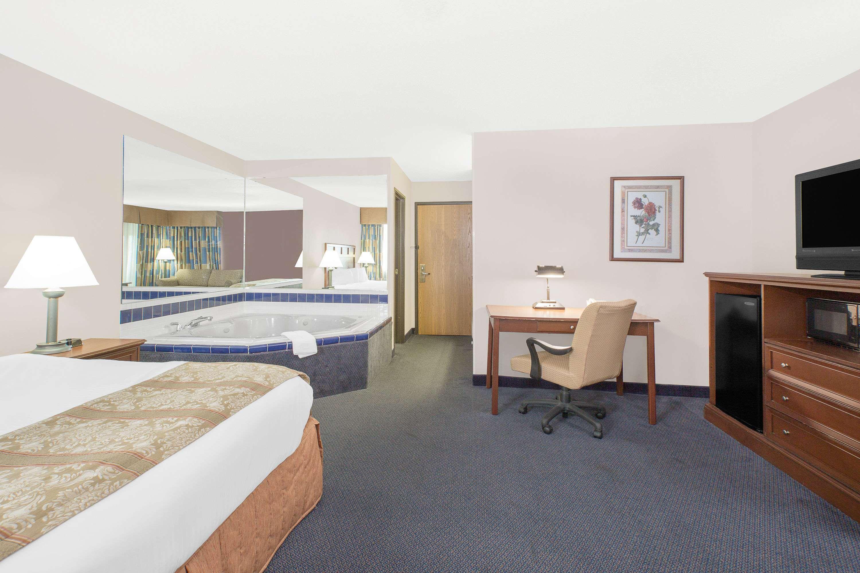 Baymont Inn & Suites Boone — photo 5