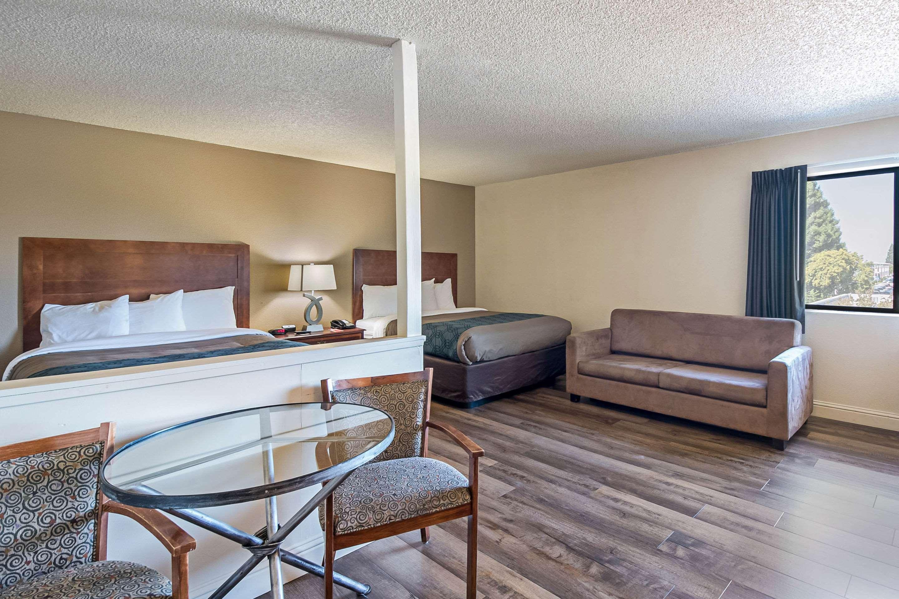 Econo Lodge Inn & Suites Yuba City - Marysville — photo 5