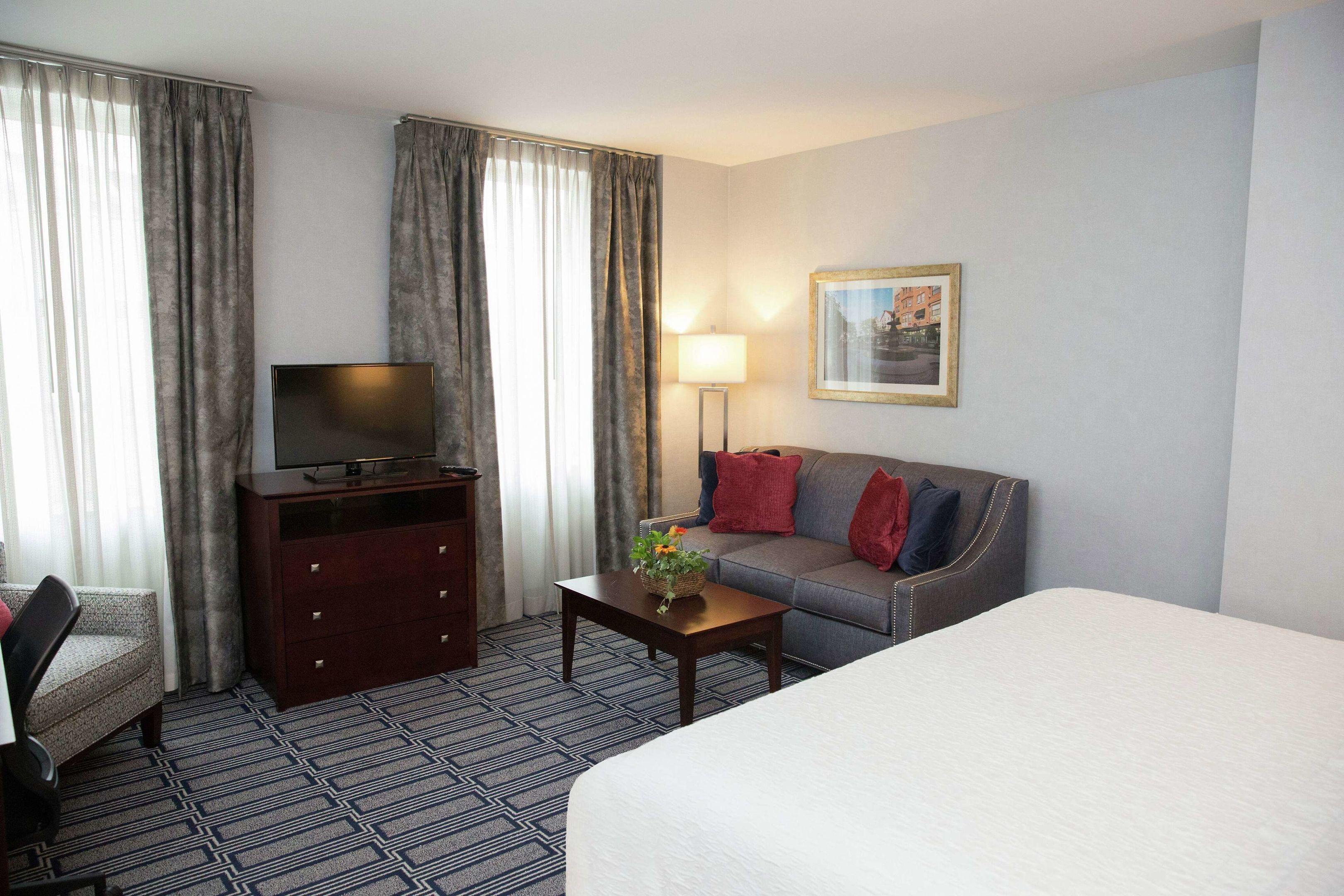 Hampton Inn & Suites — photo 4