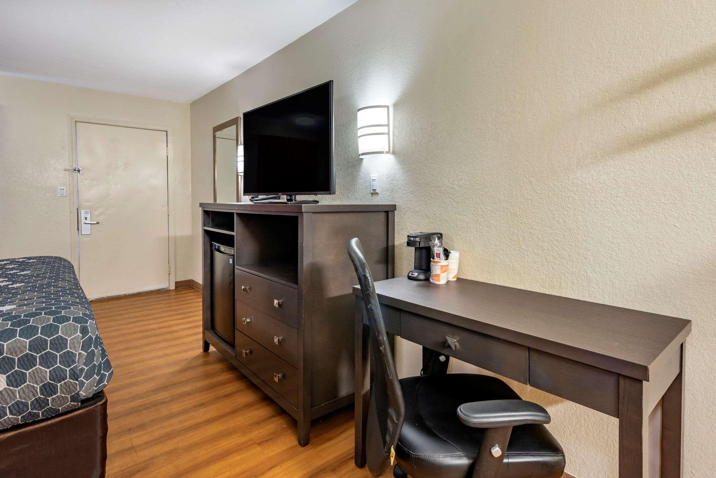Econo Lodge Inn & Suites — photo 4