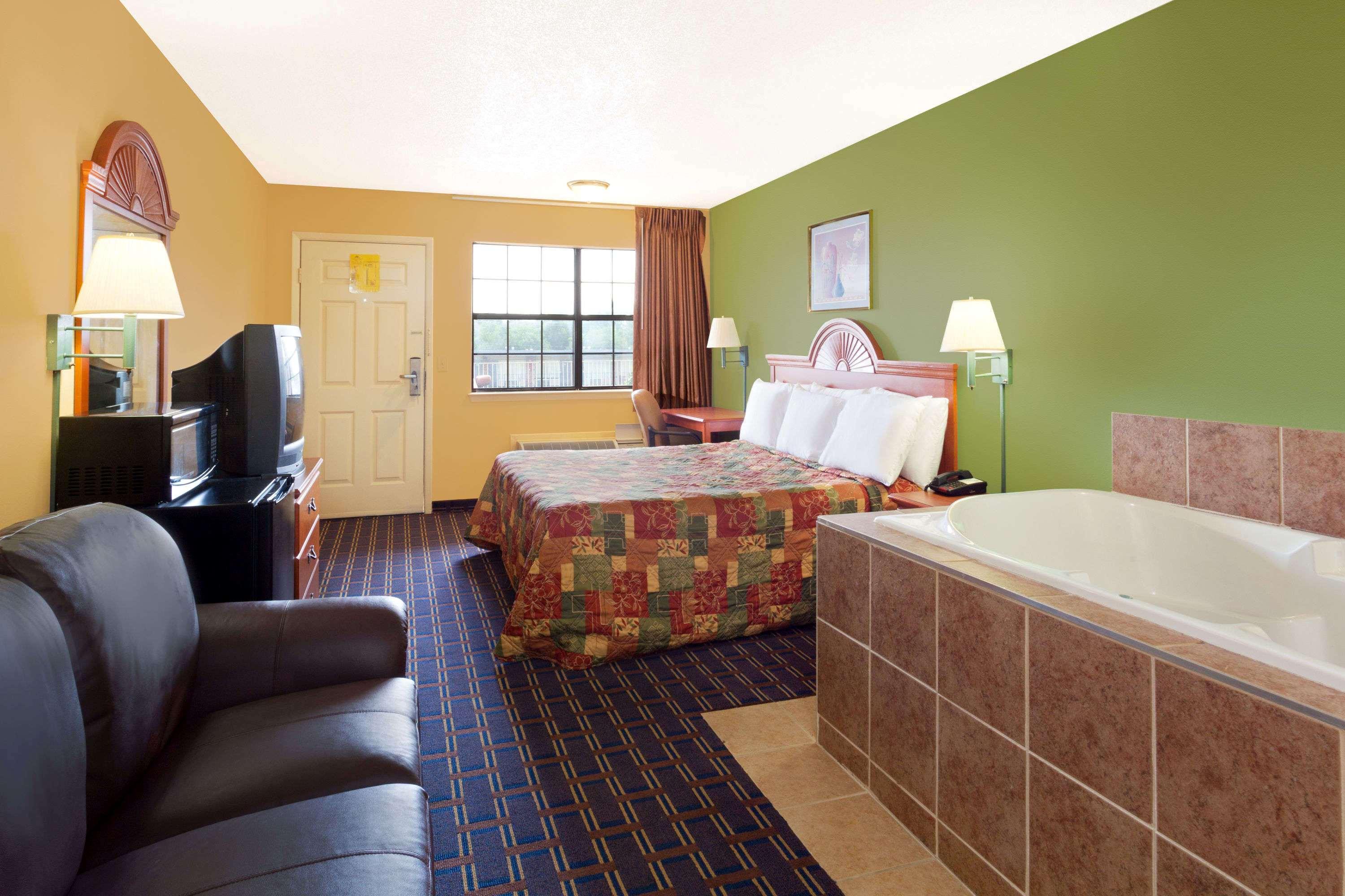 Days Inn by Wyndham Downtown-Nashville West Trinity Lane — photo 4