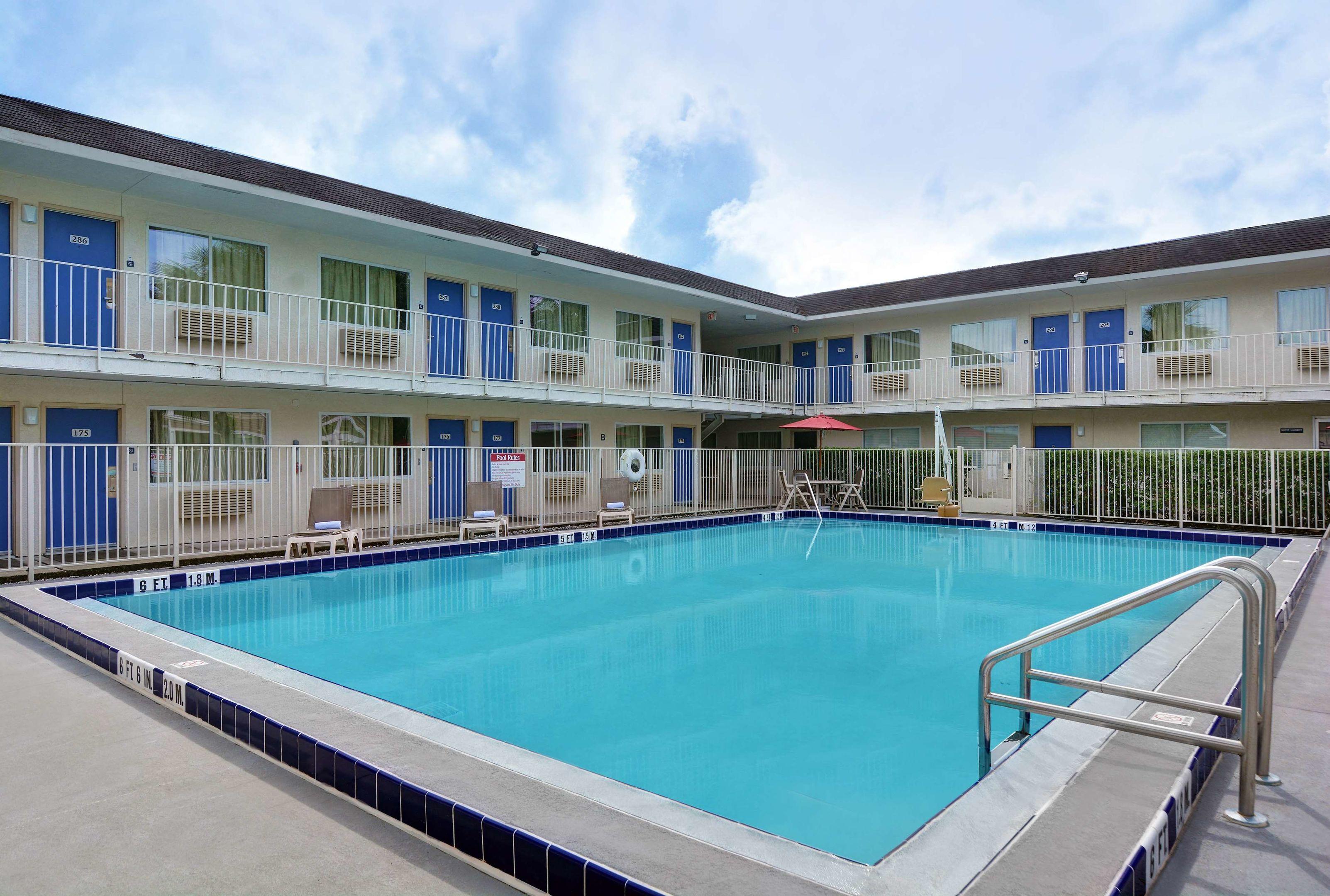 Motel 6 Orlando Kissimmee Main Gate East — photo 5