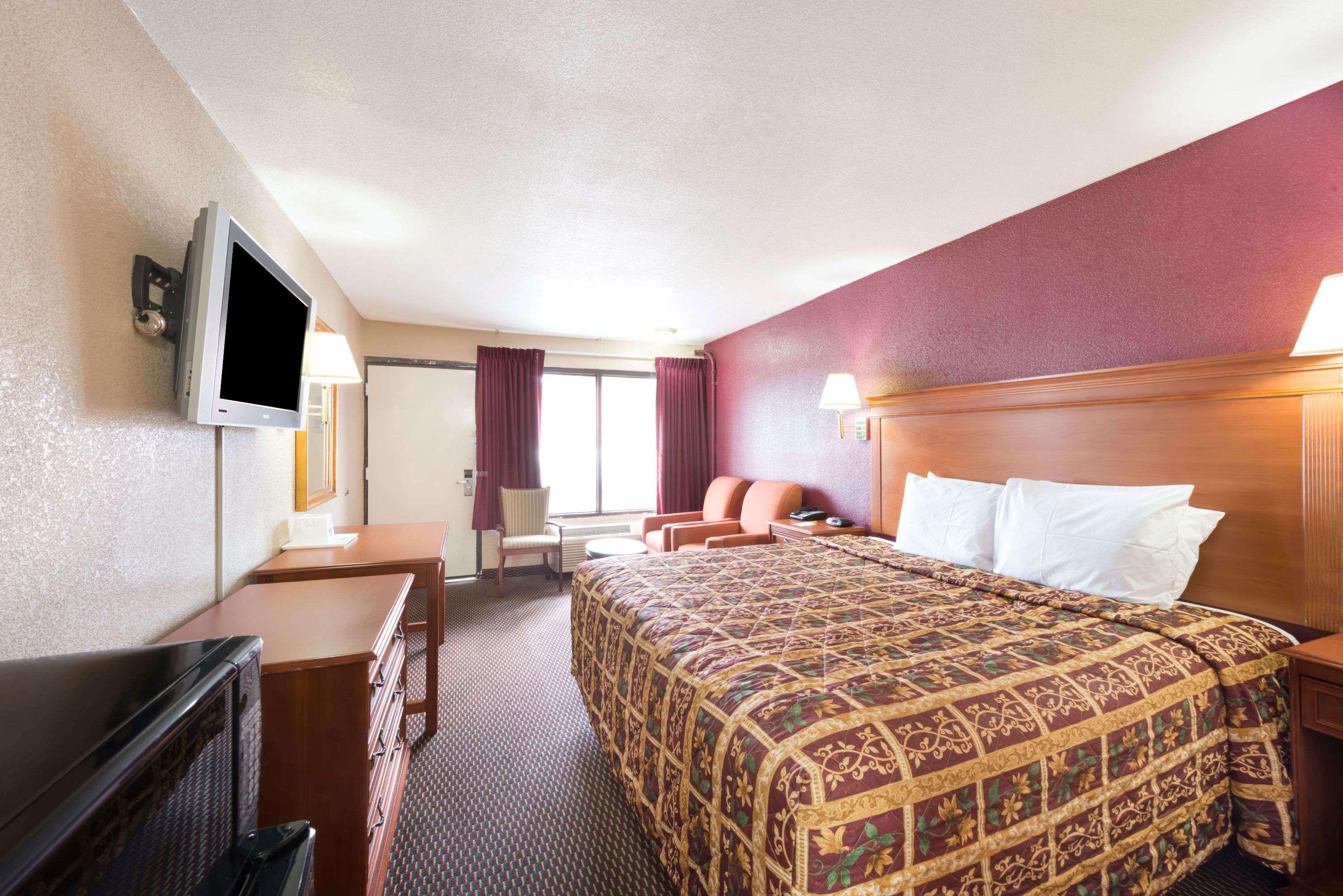 Days Inn Splashtown / ATT Center — photo 5
