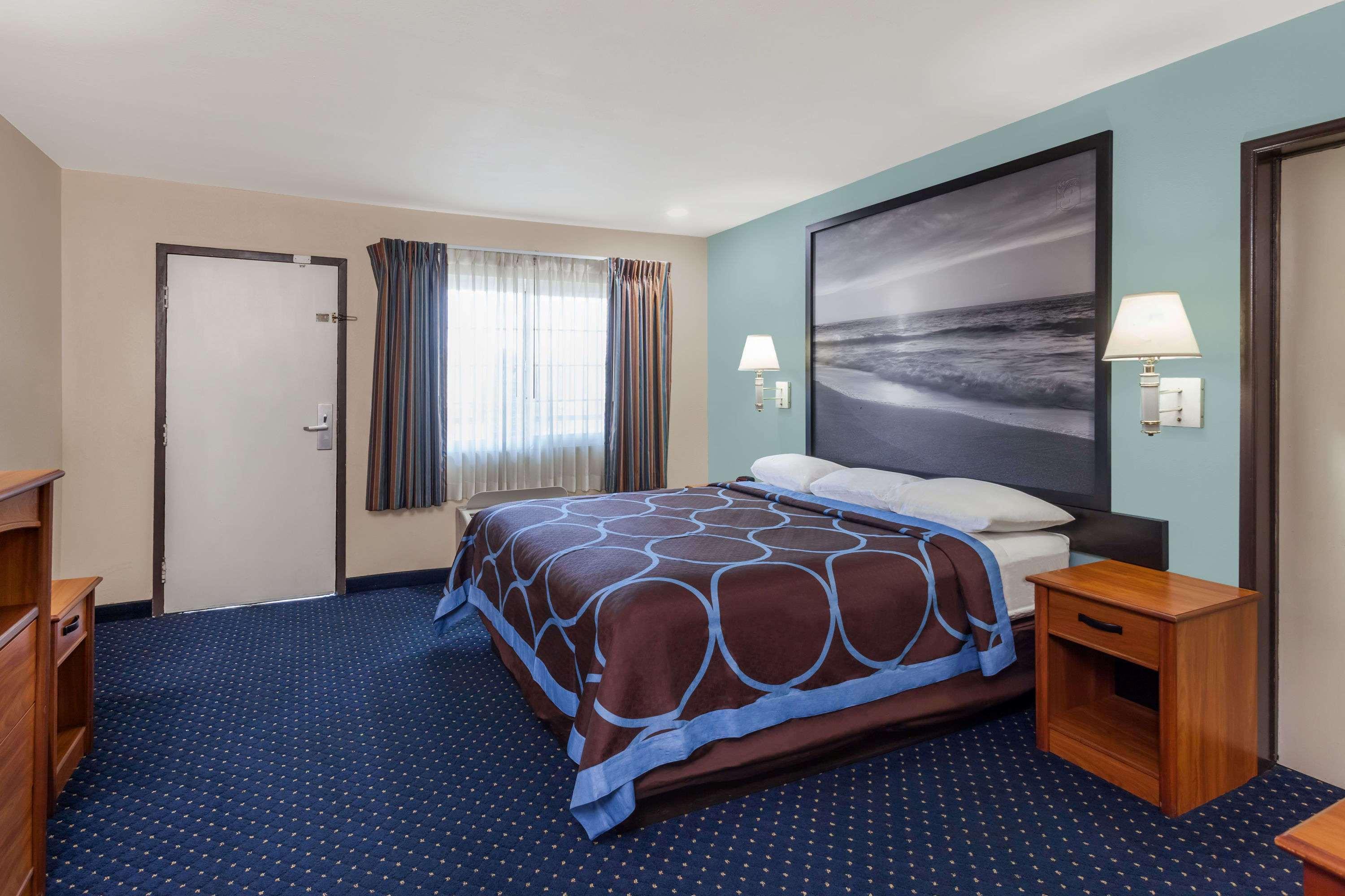 Super 8 by Wyndham El Cajon CA — photo 4