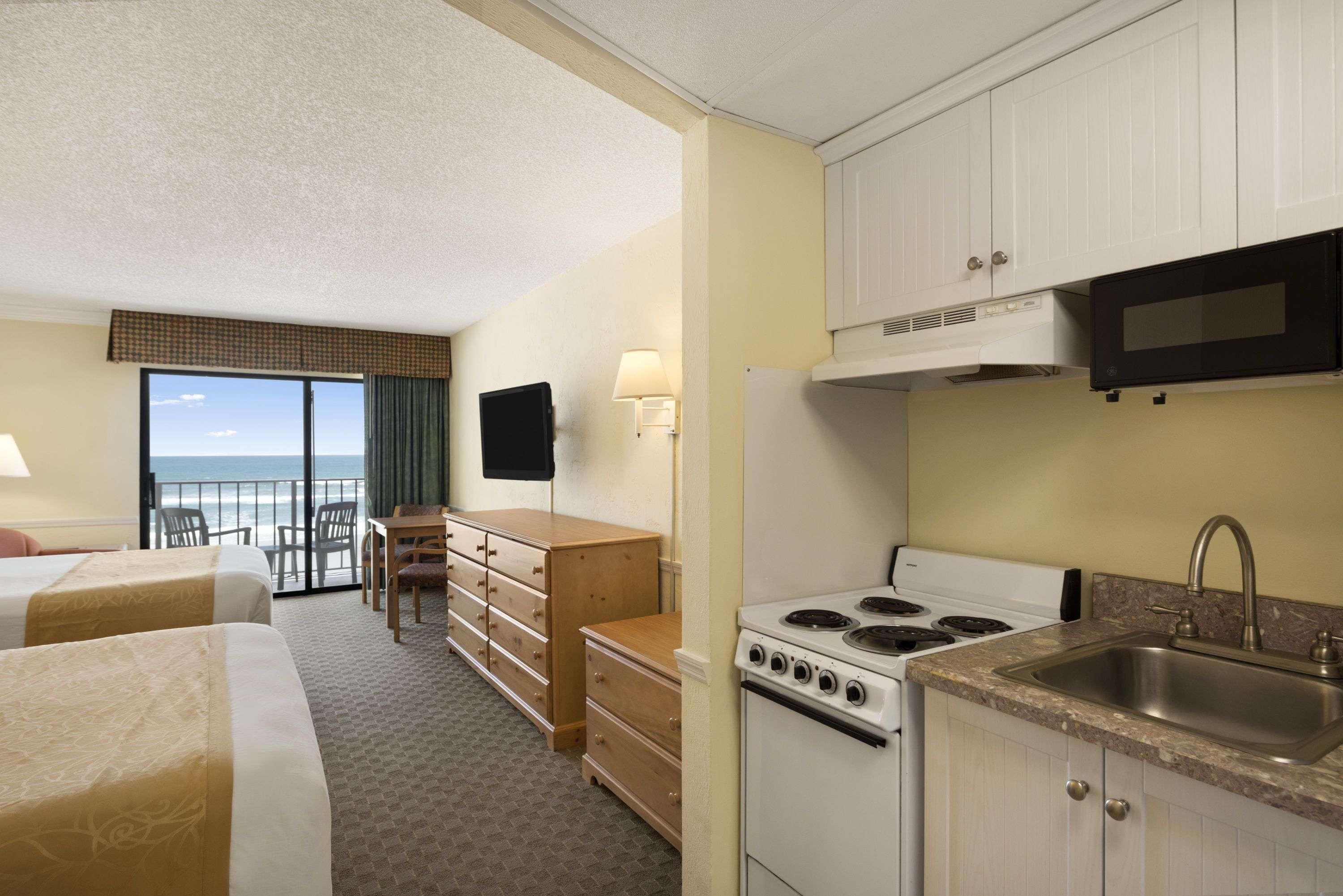 Days Inn Daytona Oceanfront — photo 4
