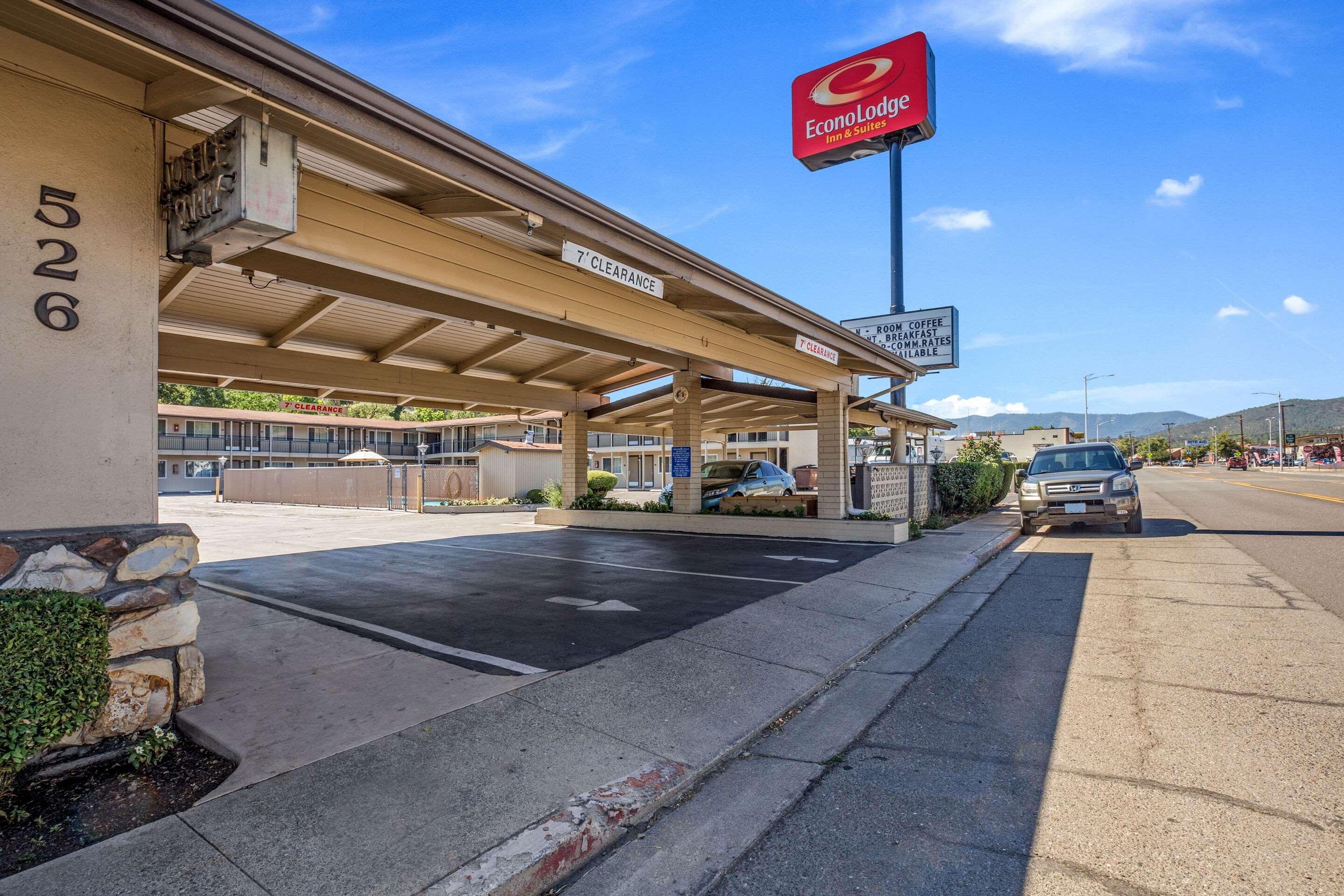 Econo Lodge Inn & Suites — photo 4