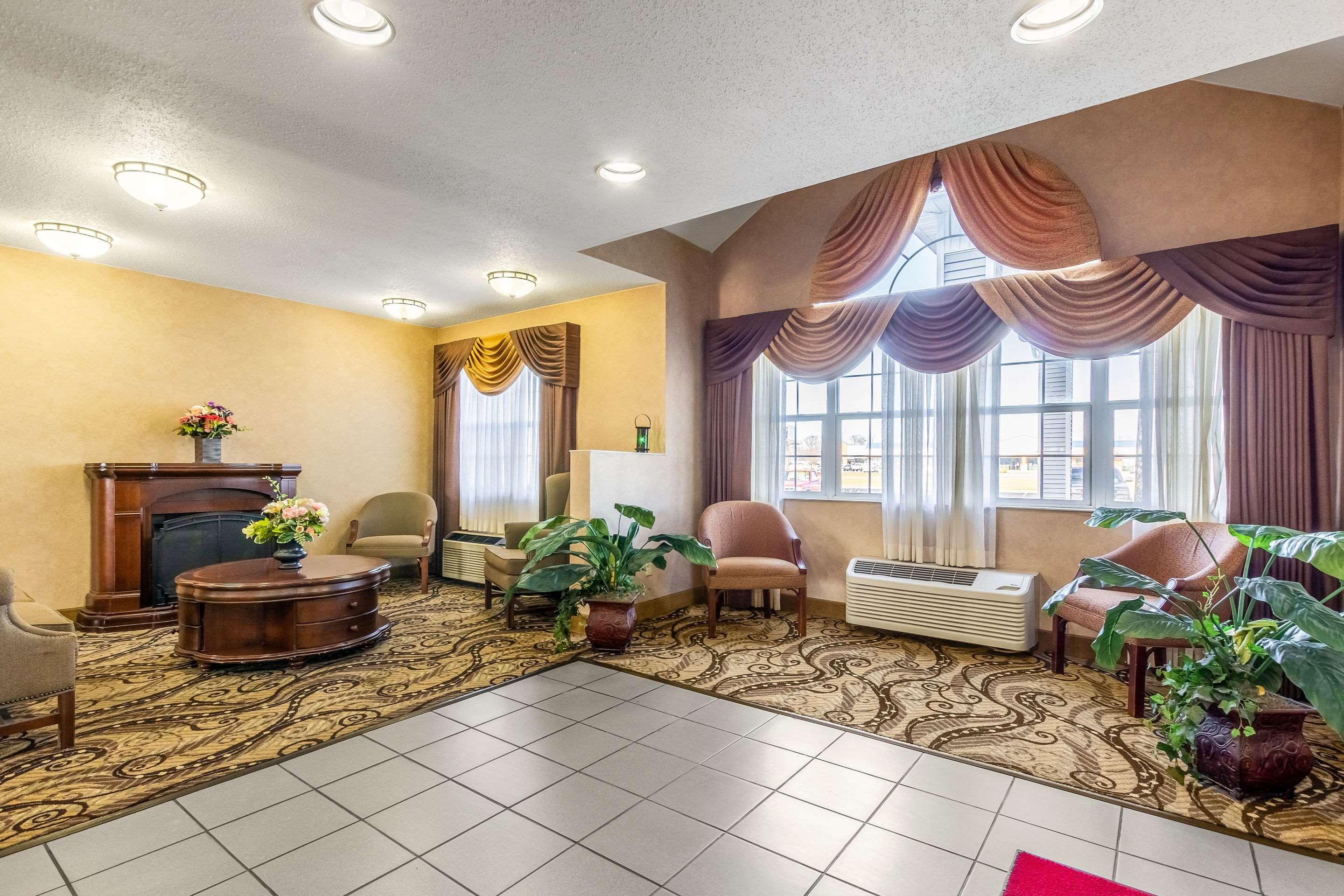 Econo Lodge Inn & Suites — photo 4