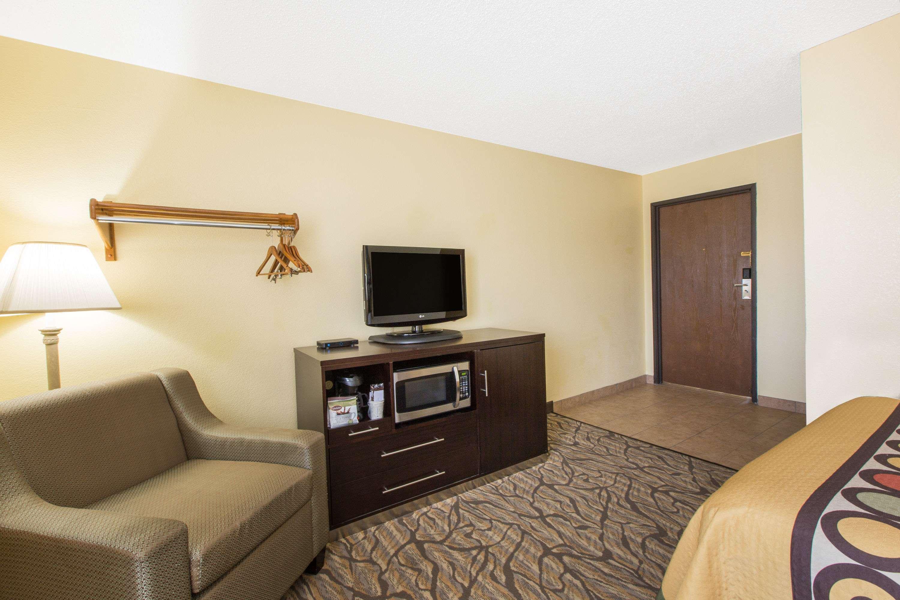 Super 8 by Wyndham Nampa — photo 4