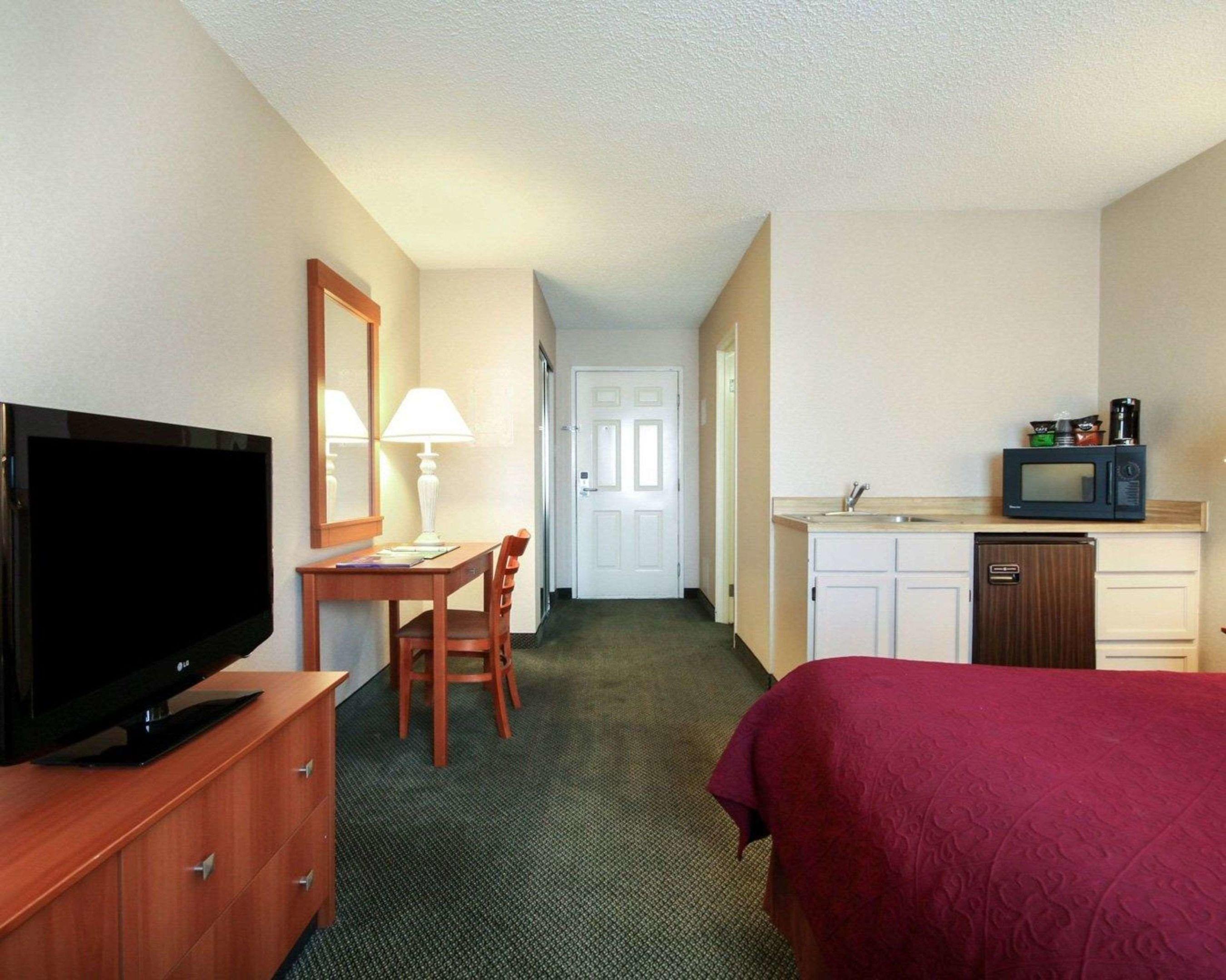 Quality Inn Airport East — photo 4