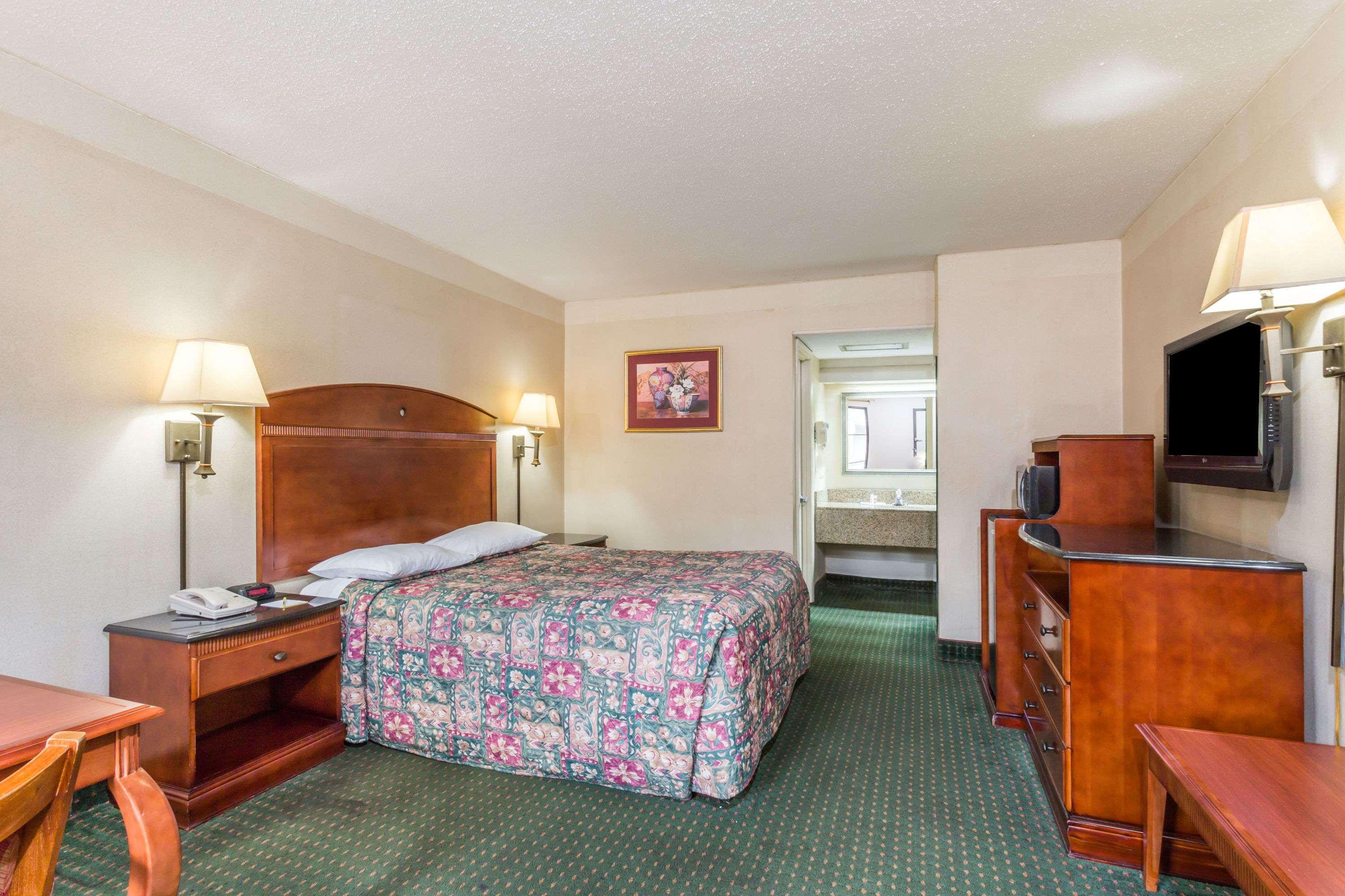 Days Inn Camp Springs — photo 4