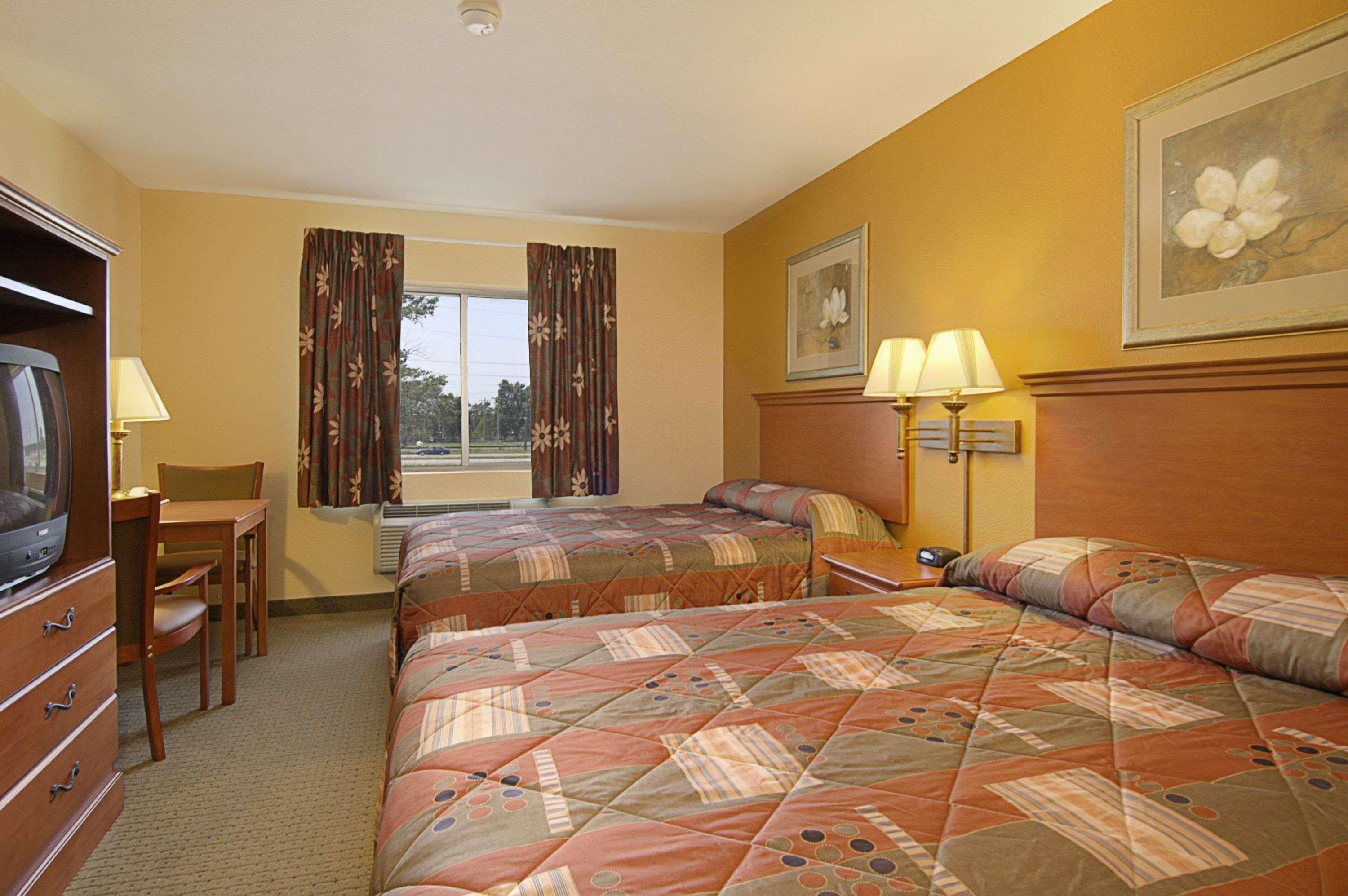 Super 8 by Wyndham Topeka at Forbes Landing — photo 5