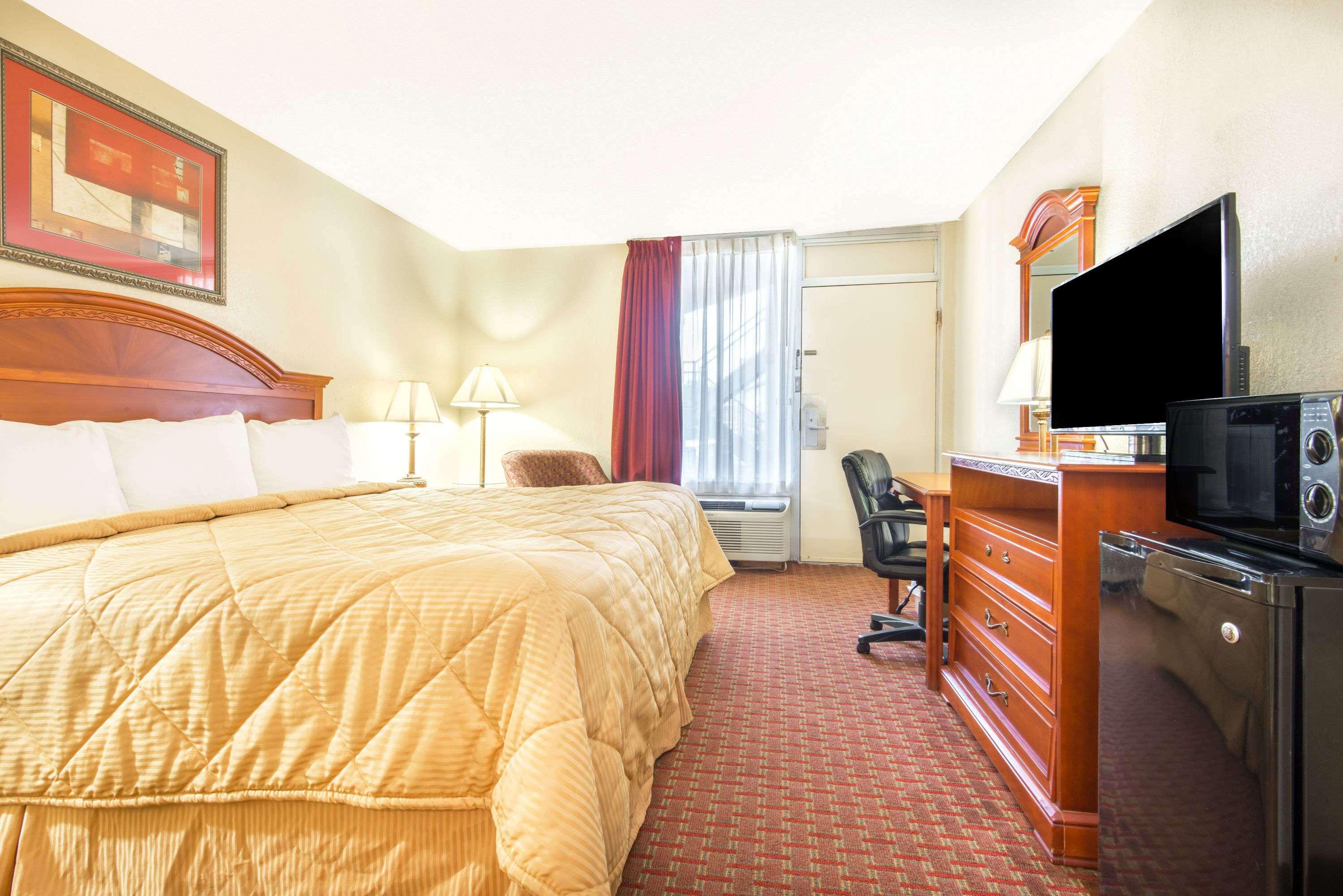 Days Inn Shorter — photo 5