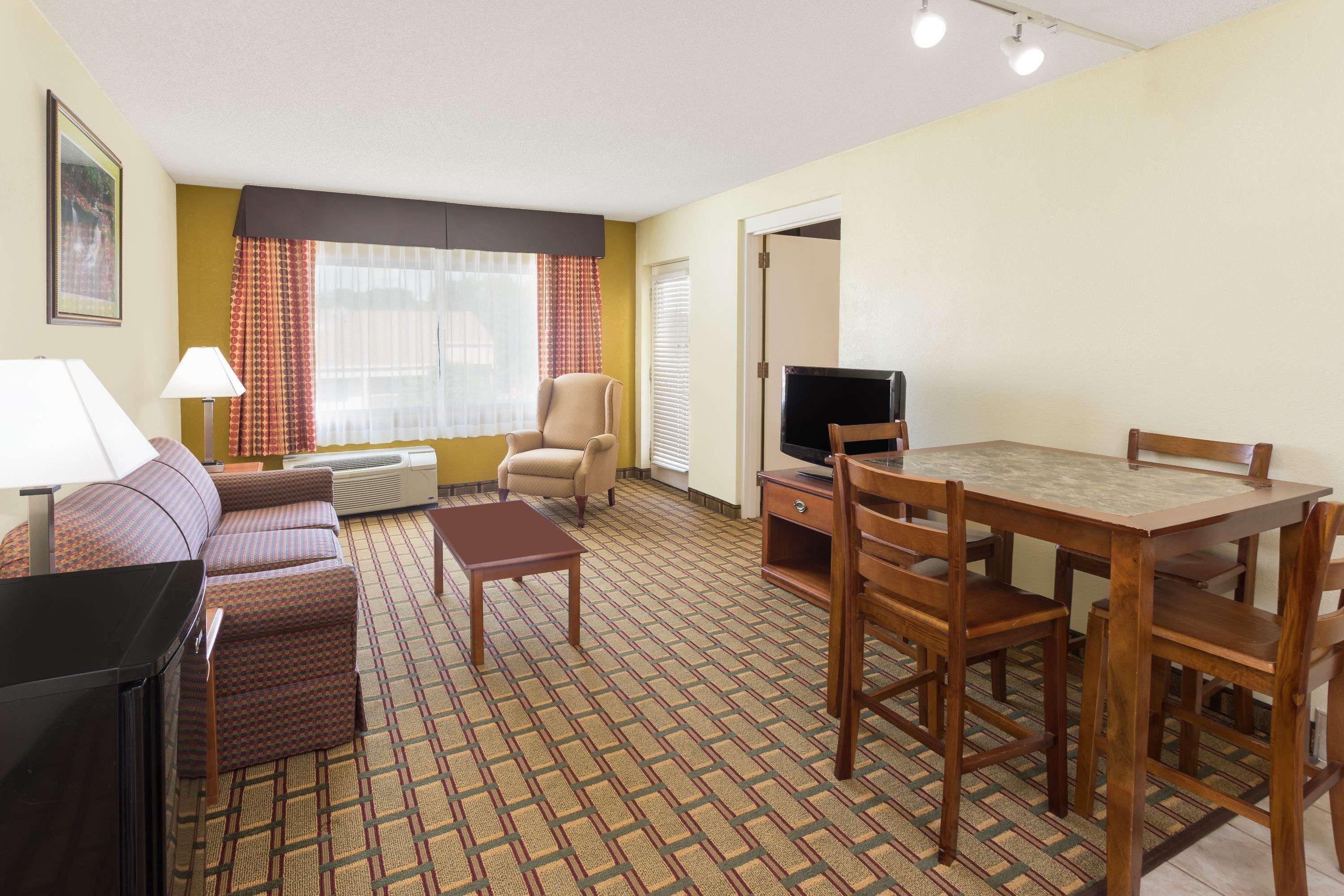 Ramada by Wyndham Asheville Southeast — photo 5