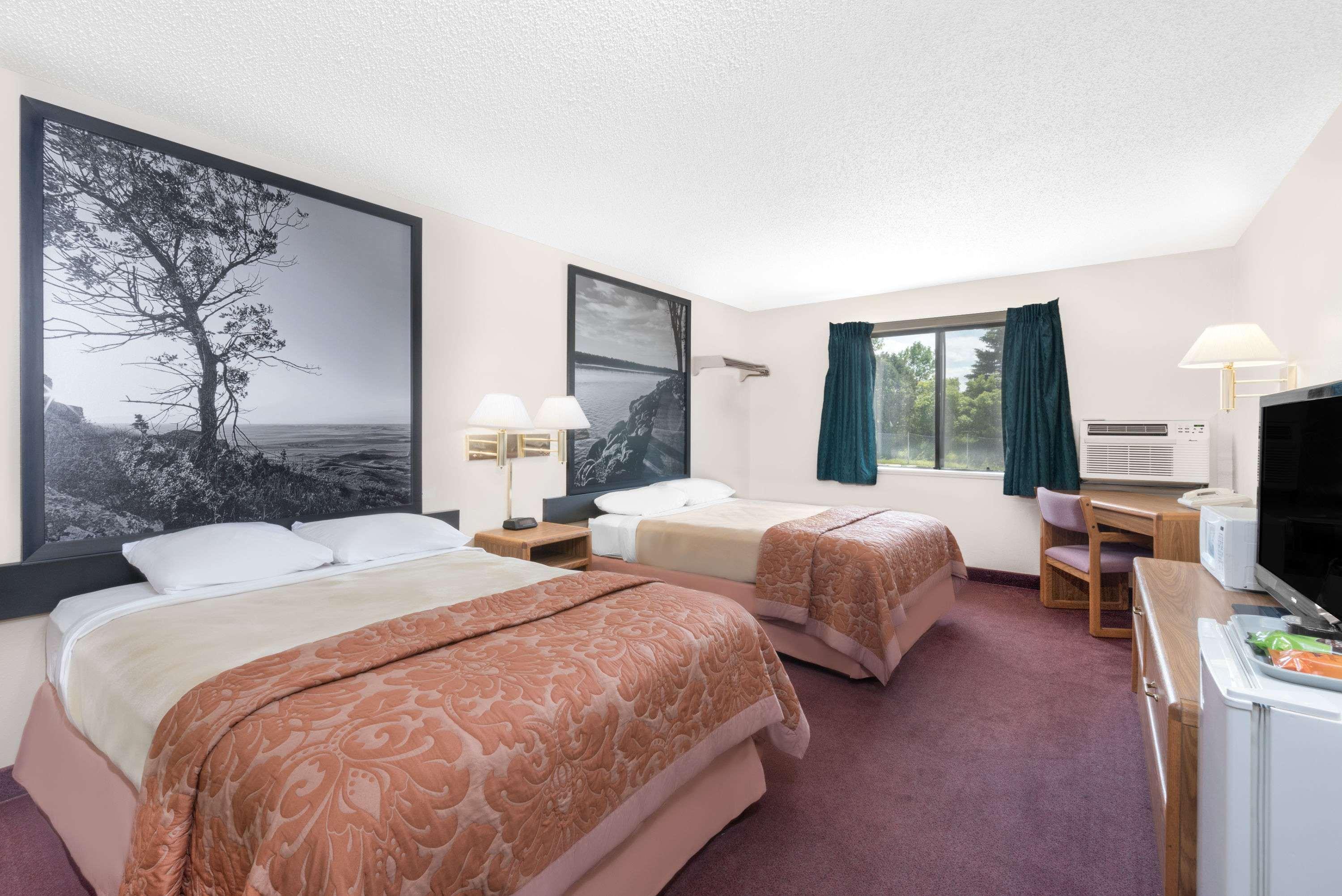 Super 8 by Wyndham Valley City — photo 3