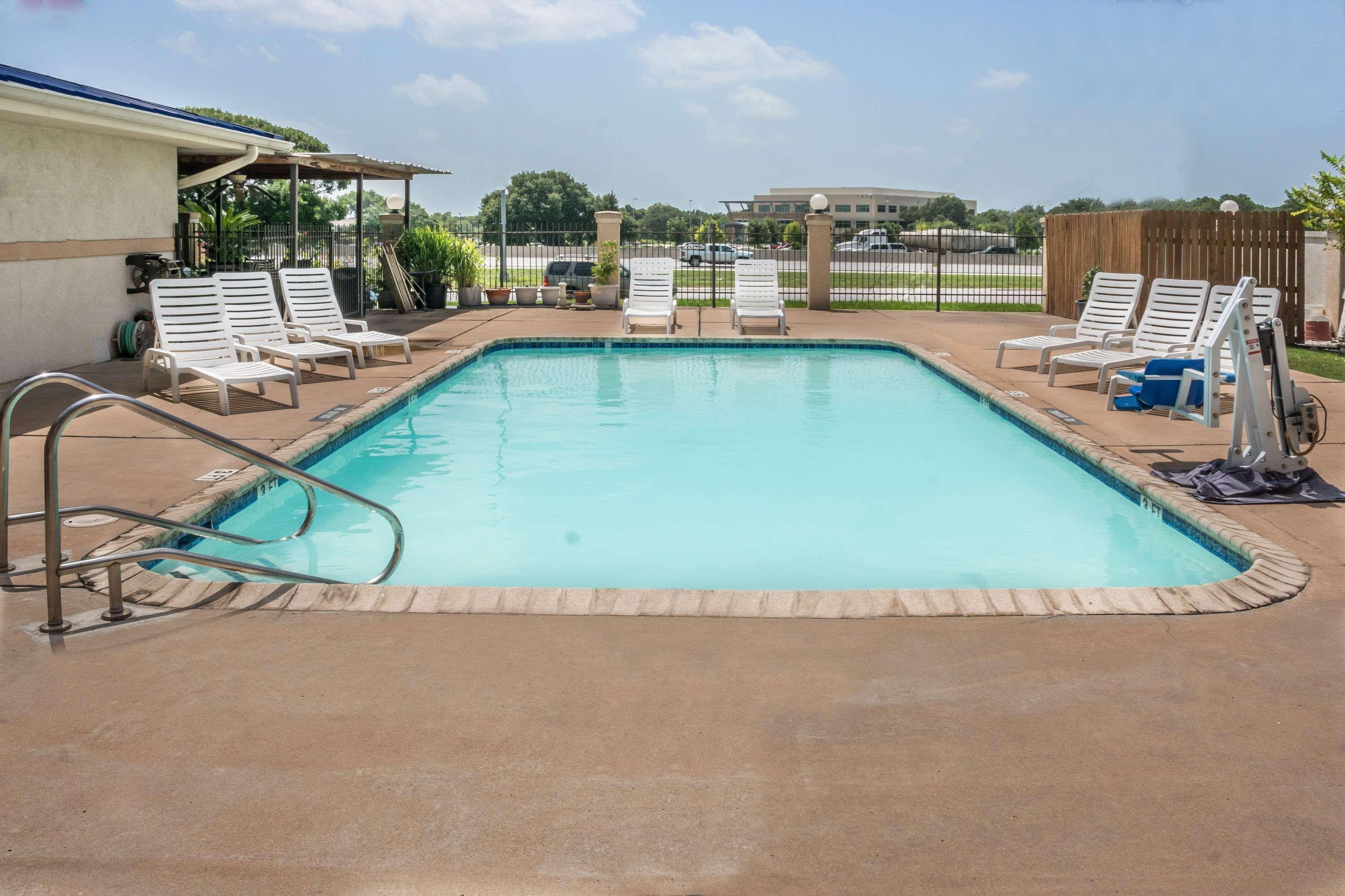 Super 8 by Wyndham San Marcos — photo 3