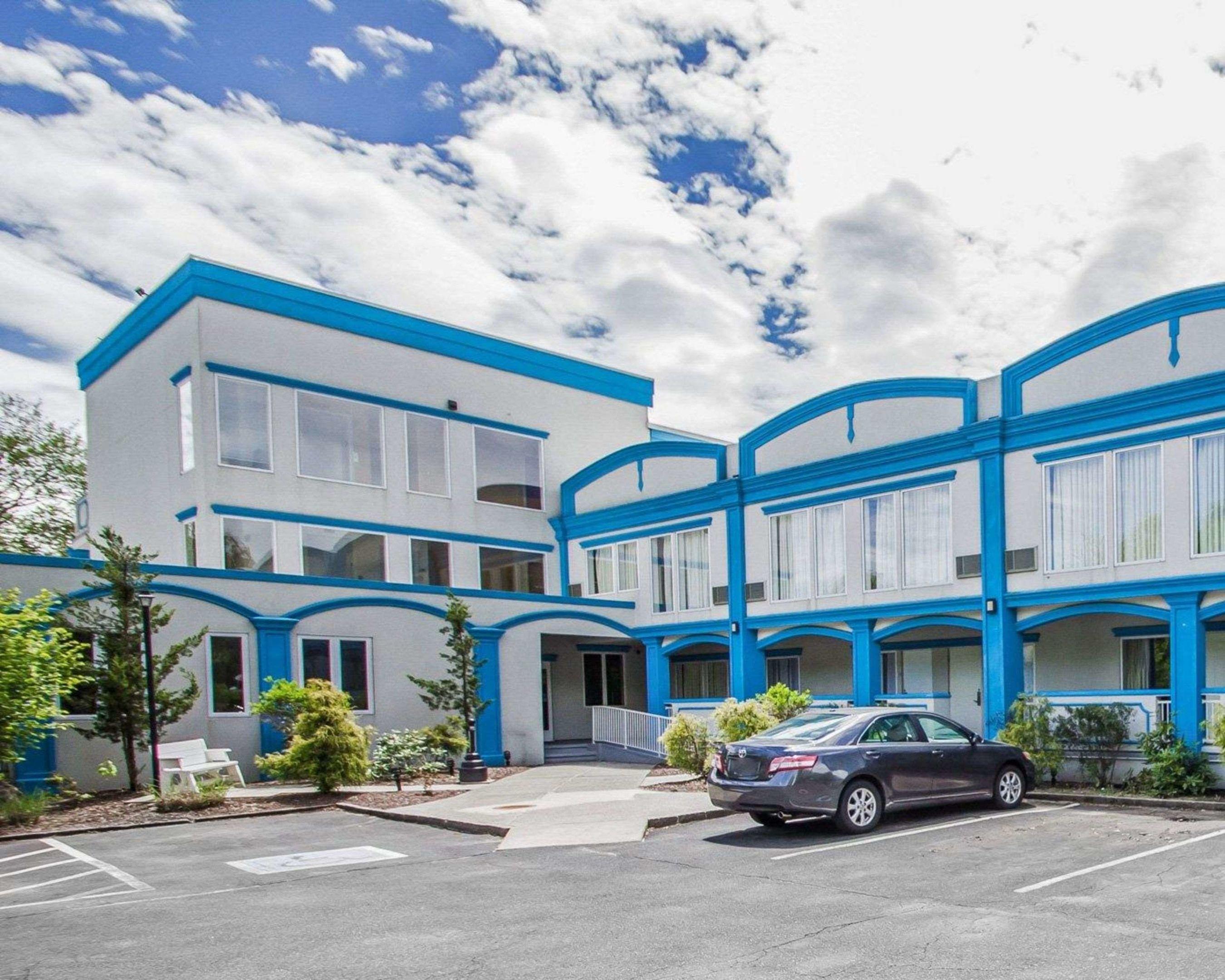Econo Lodge Inn & Suites — photo 5