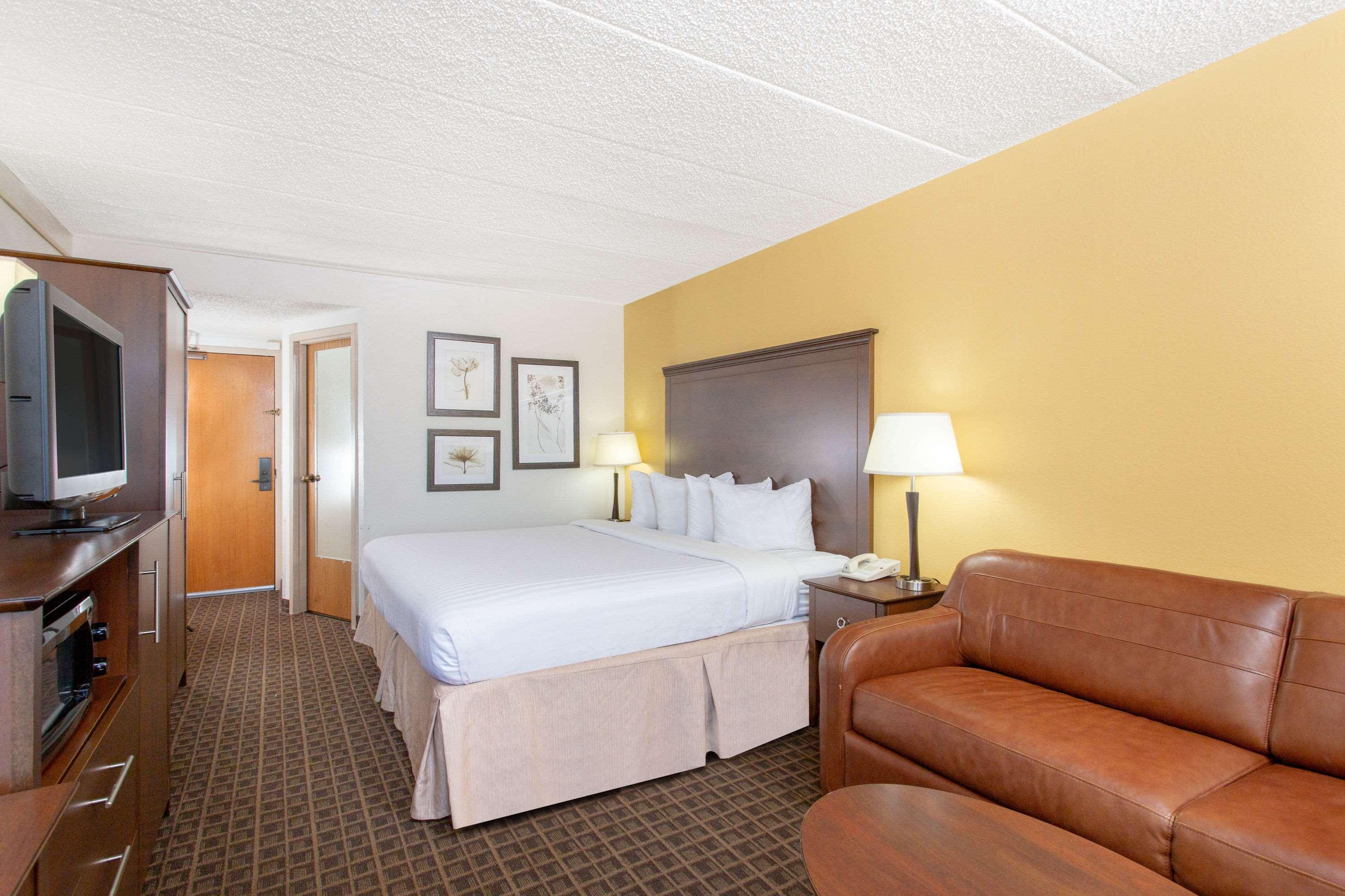 AmericInn by Wyndham, Madison West — photo 4