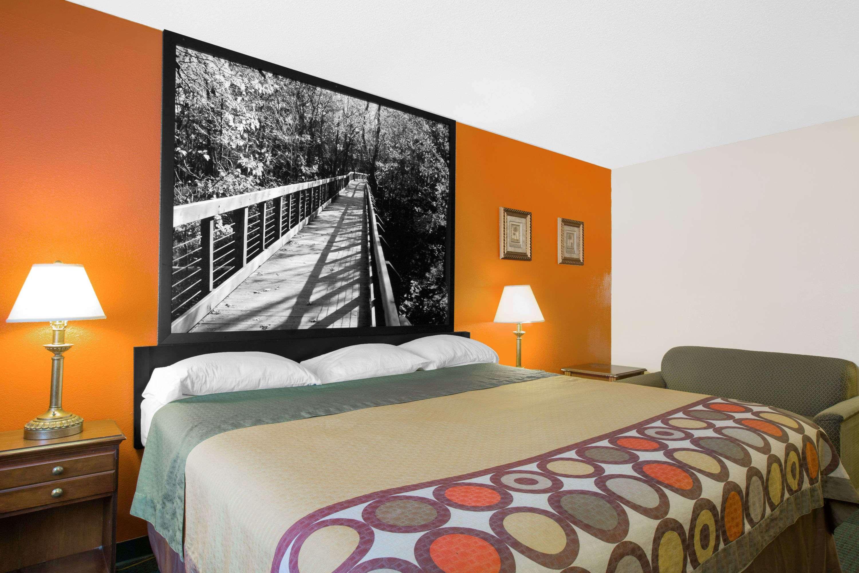 Super 8 by Wyndham Talladega AL — photo 4