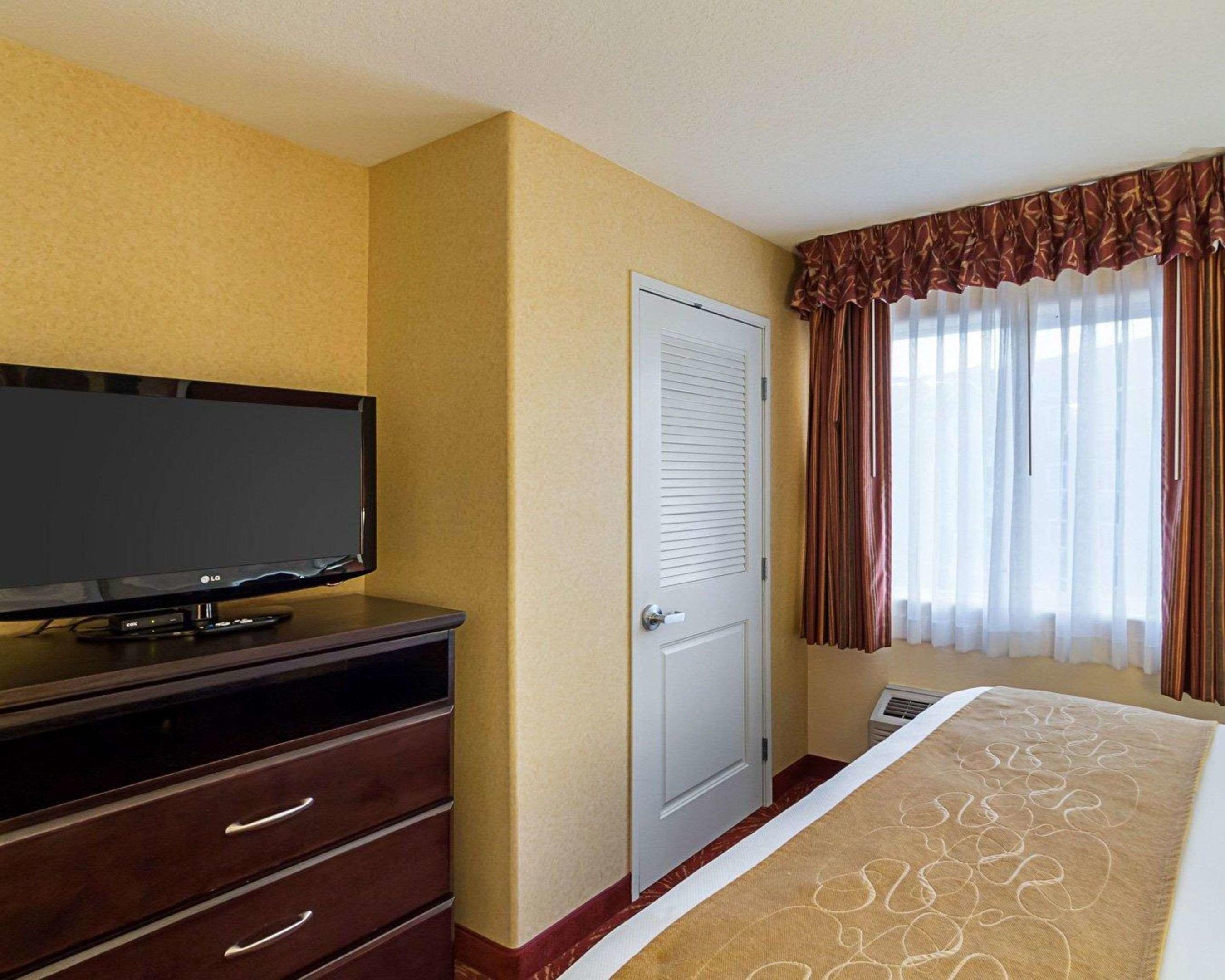 Comfort Suites Airport — photo 5