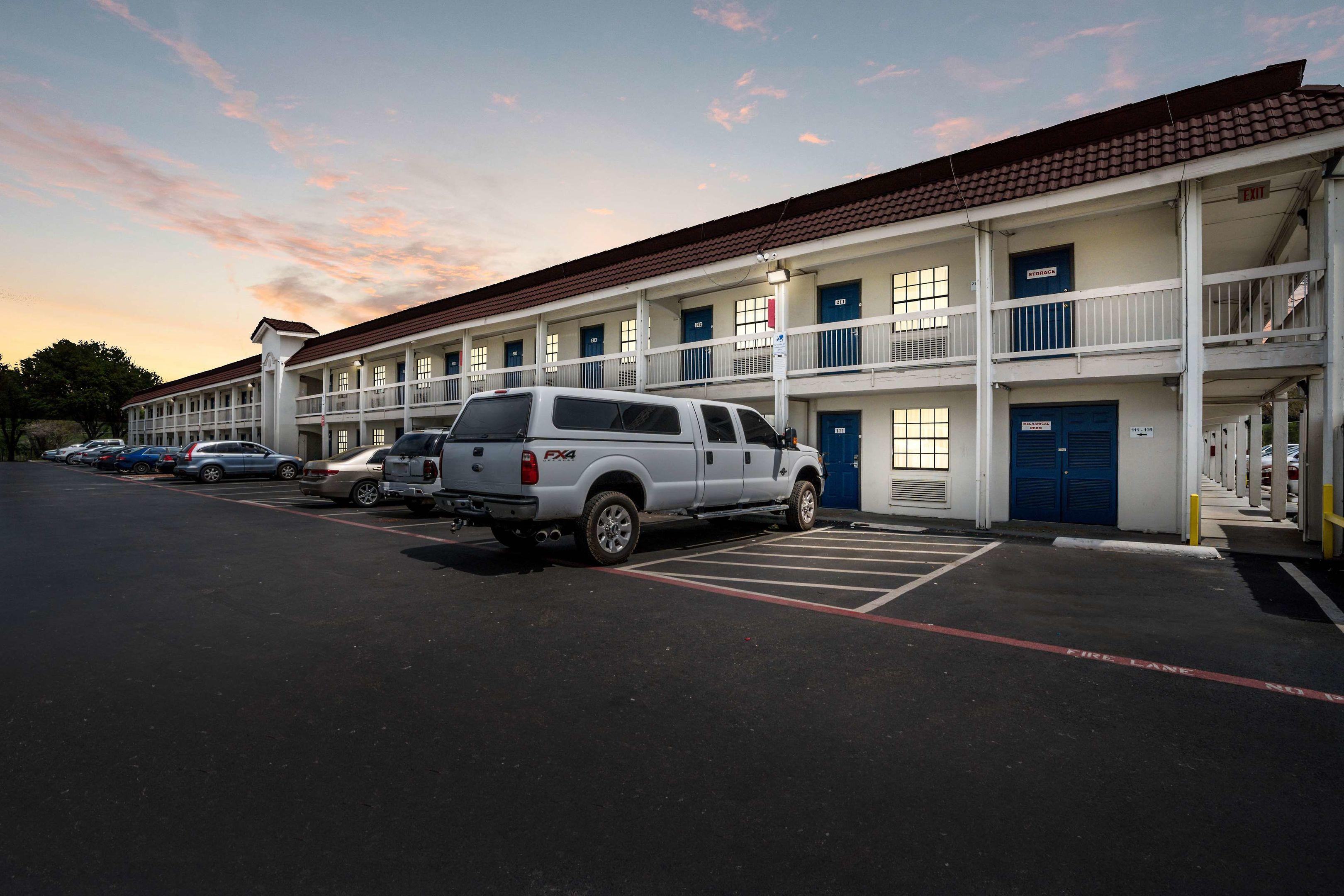 Motel 6 Dallas - Market Center — photo 5