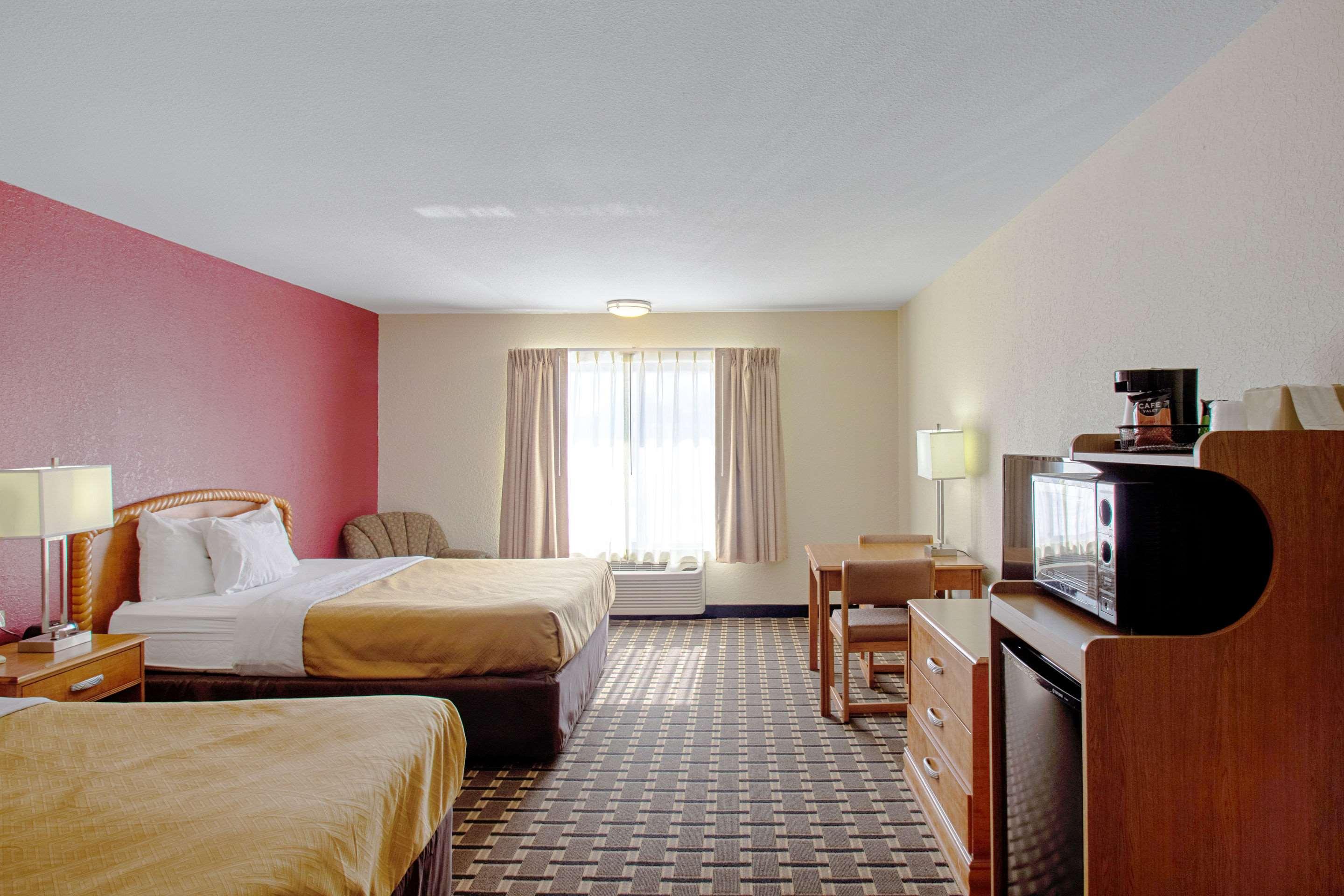 Econo Lodge Inn & Suites — photo 5