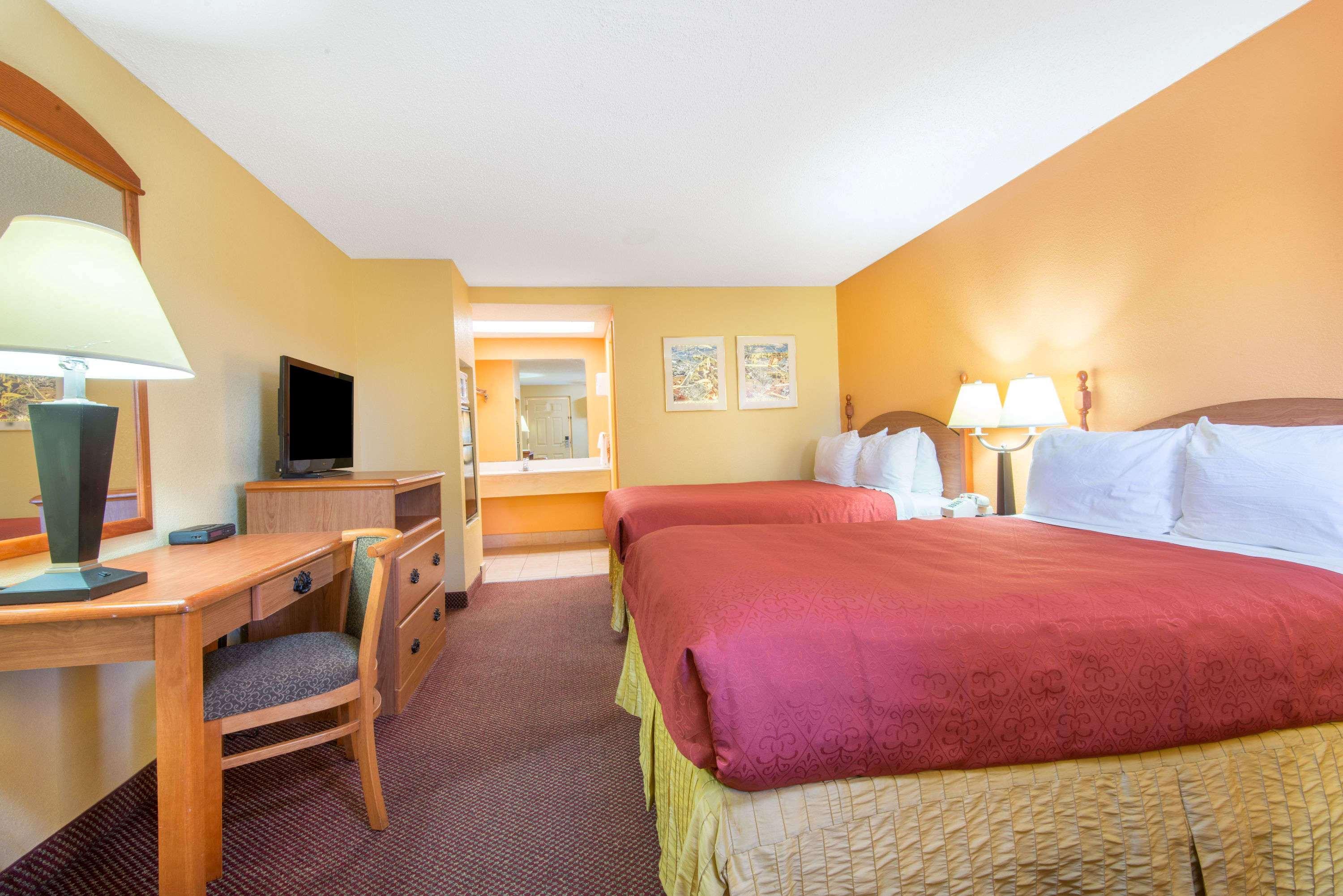 Days Inn by Wyndham Opelika — photo 3