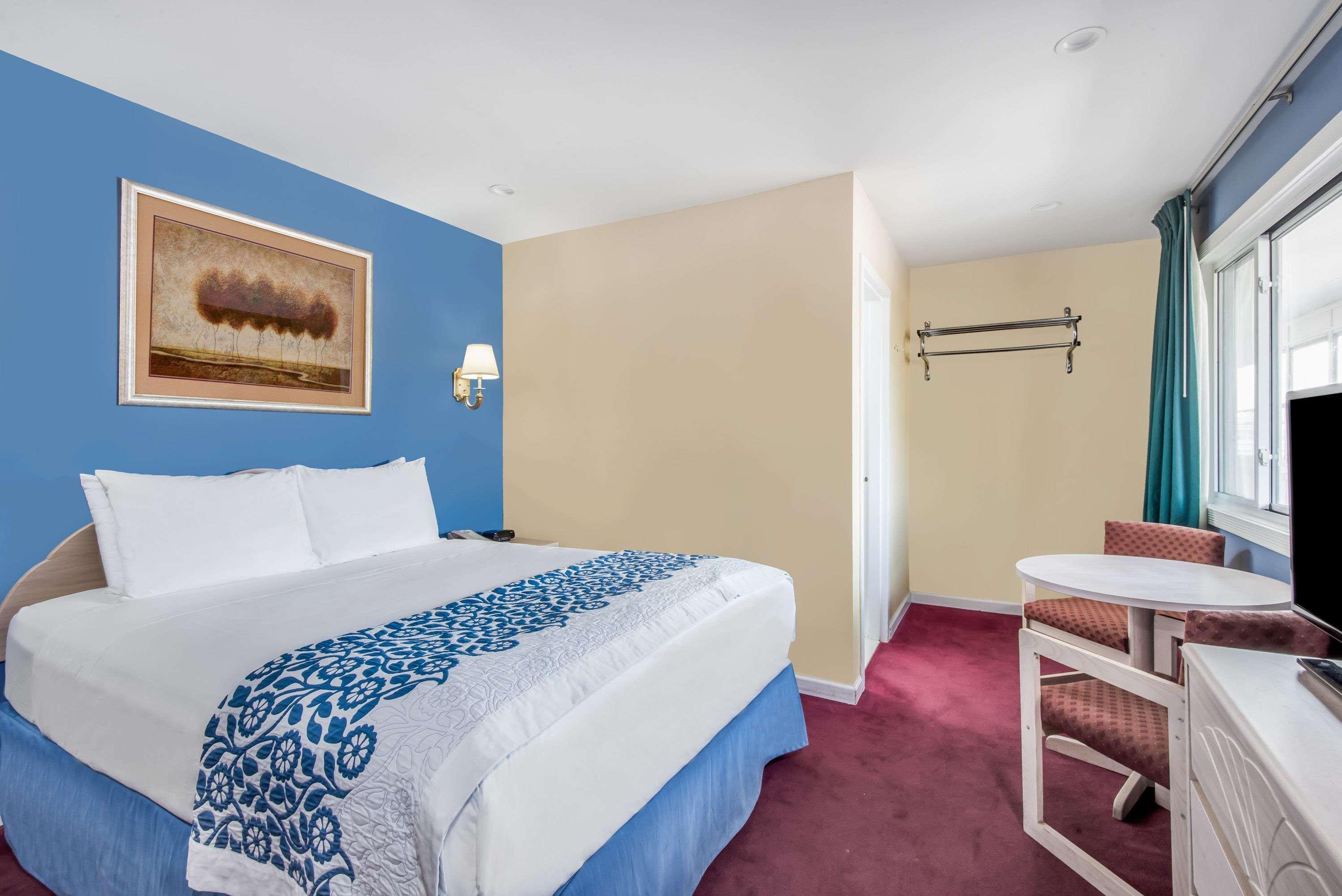 Days Inn by Wyndham Hicksville Long Island — photo 5