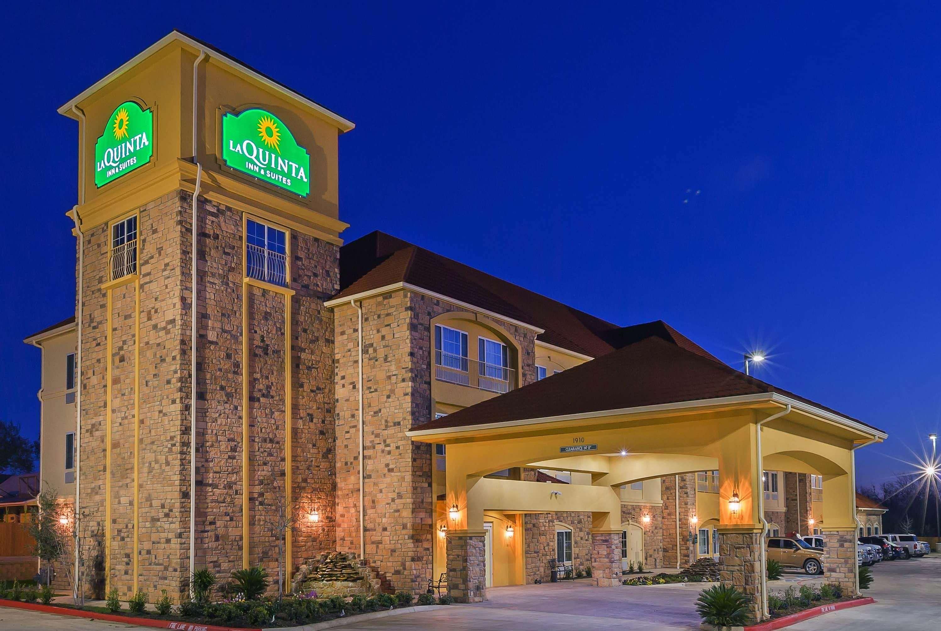 La Quinta Inn & Suites by Wyndham Floresville — photo 5