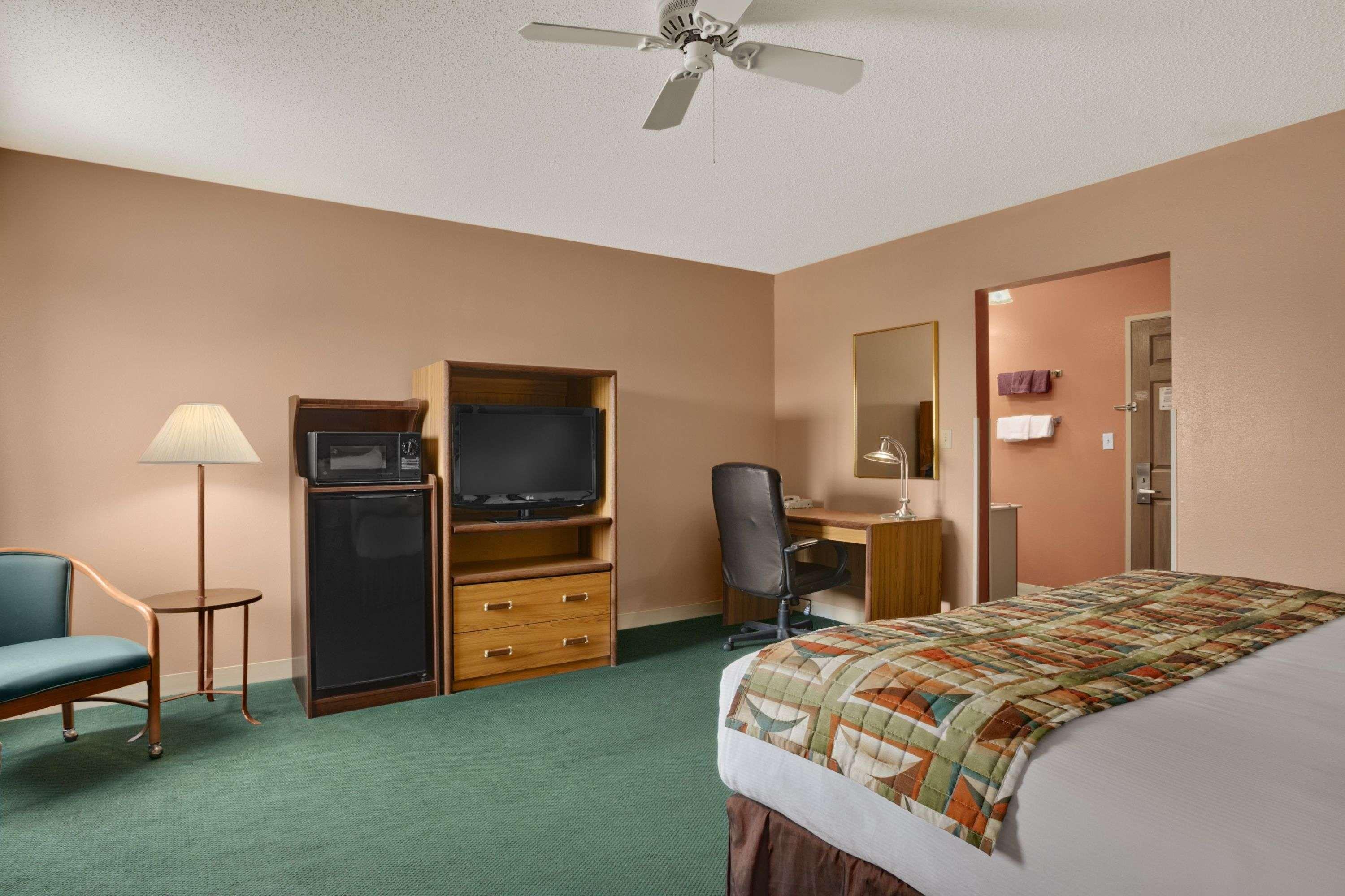 Baymont Inn & Suites Sullivan — photo 5