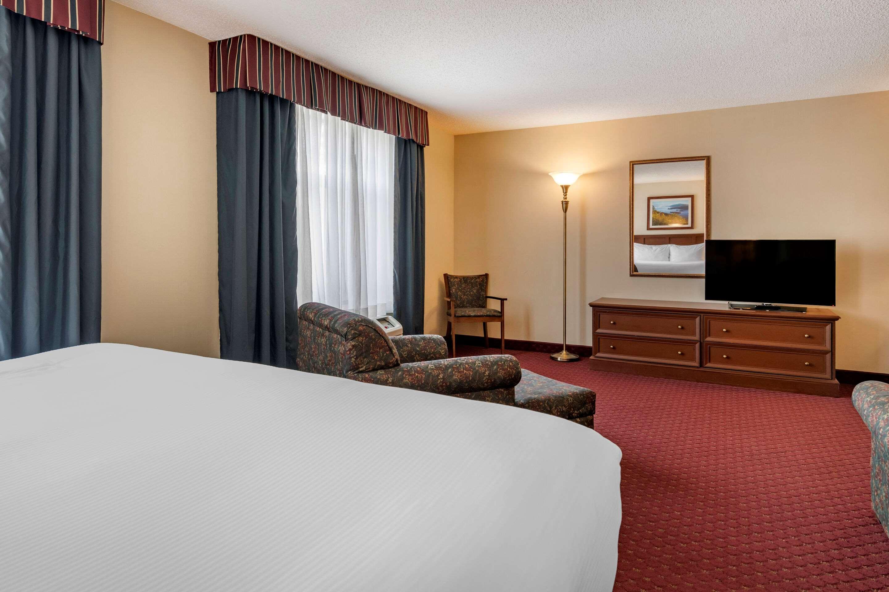 Comfort Inn & Suites — photo 5