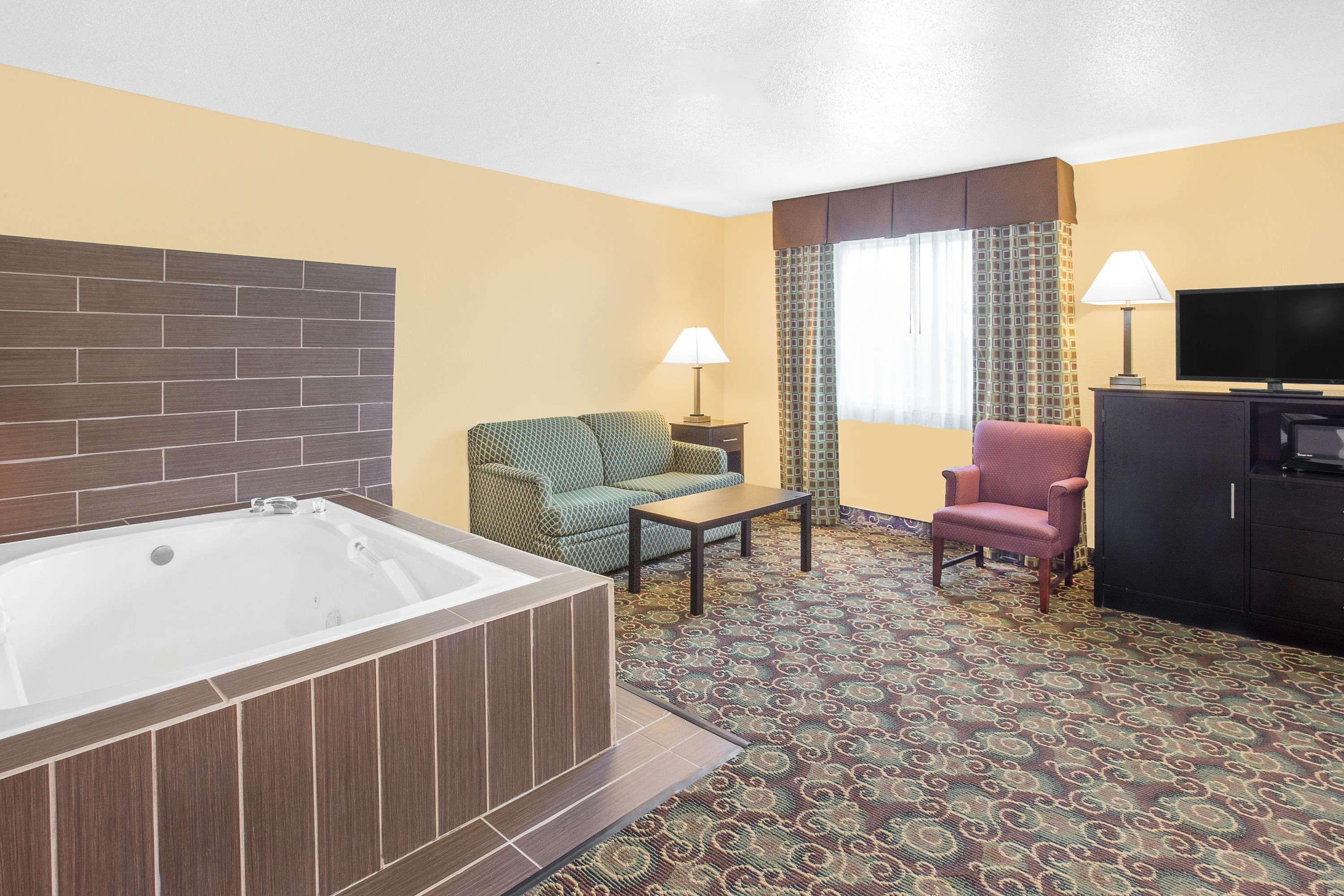 Baymont Inn & Suites Holland — photo 4