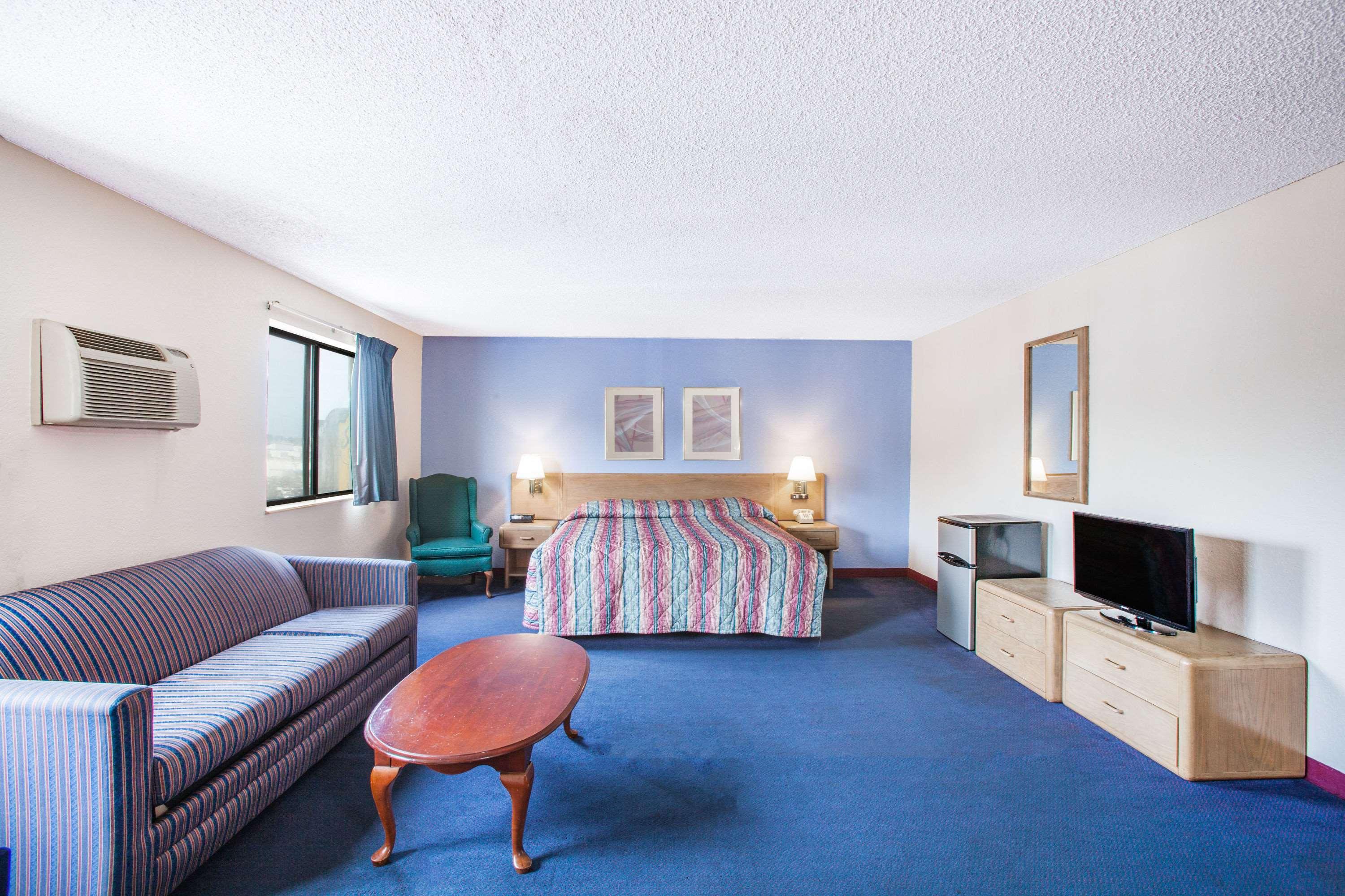 Super 8 by Wyndham Hot Springs — photo 5